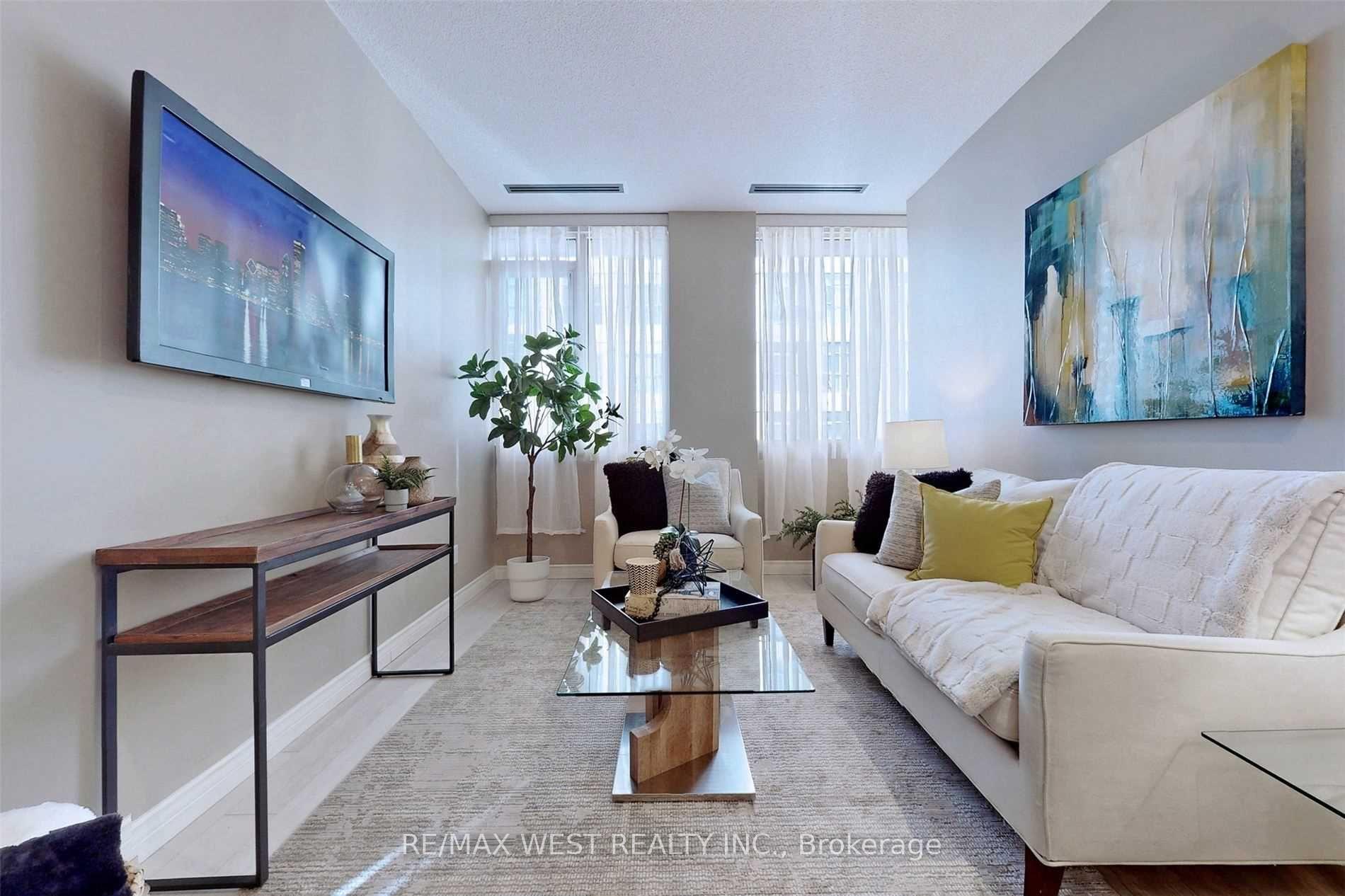 Front of Unit 604, 555 Yonge Street