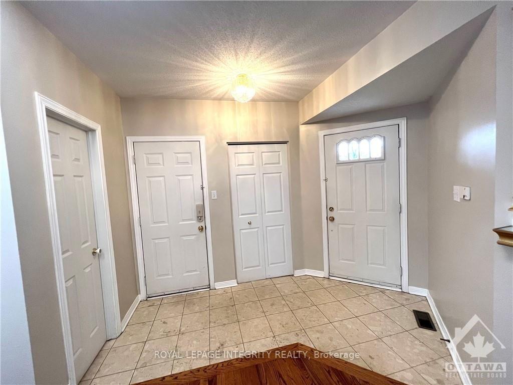 Photo 2 of 3 Armagh Way, Ottawa, Barrhaven - Longfields — HOMEH
