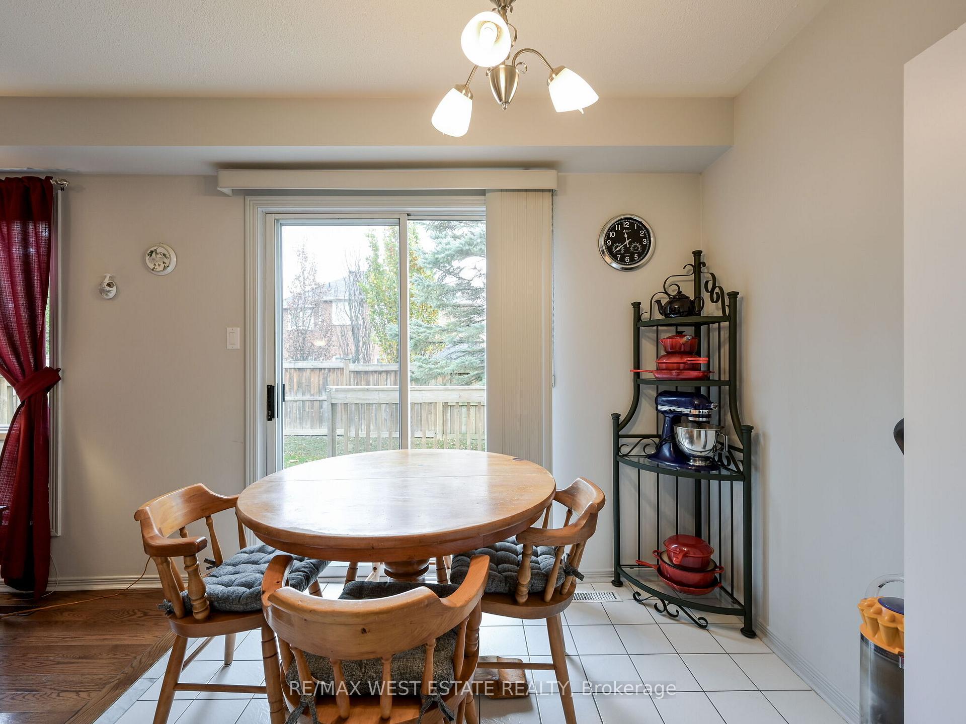Photo 12 of 26 Bridlefield Crescent, Caledon, Bolton North — HOMEH