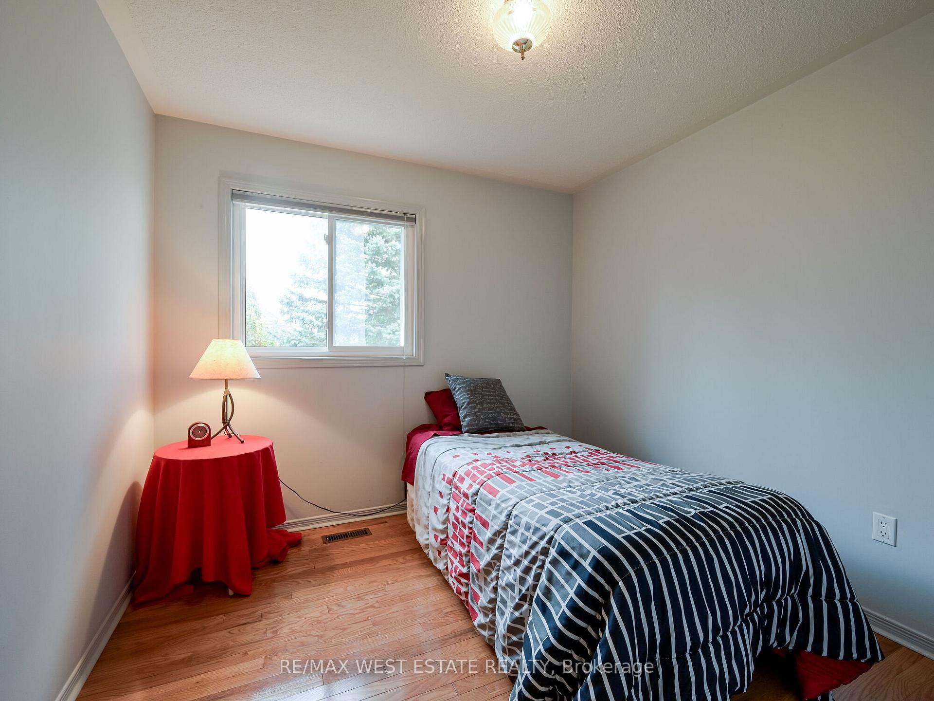 Photo 20 of 26 Bridlefield Crescent, Caledon, Bolton North — HOMEH
