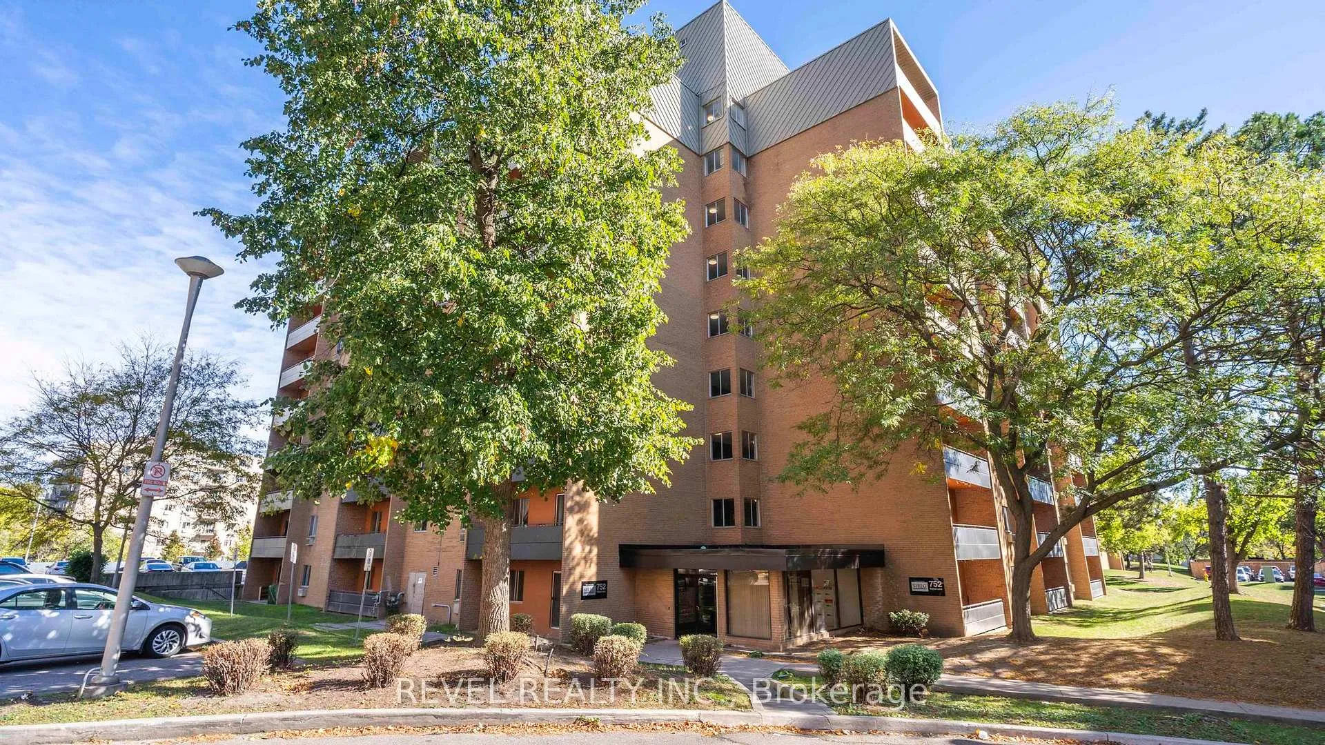 Front of Unit 809, 752 Kipps Lane