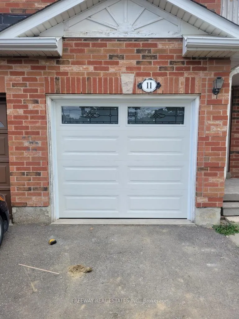 Photo 2 of 11 Ozner Court, Brampton, Fletcher's Meadow — HOMEH
