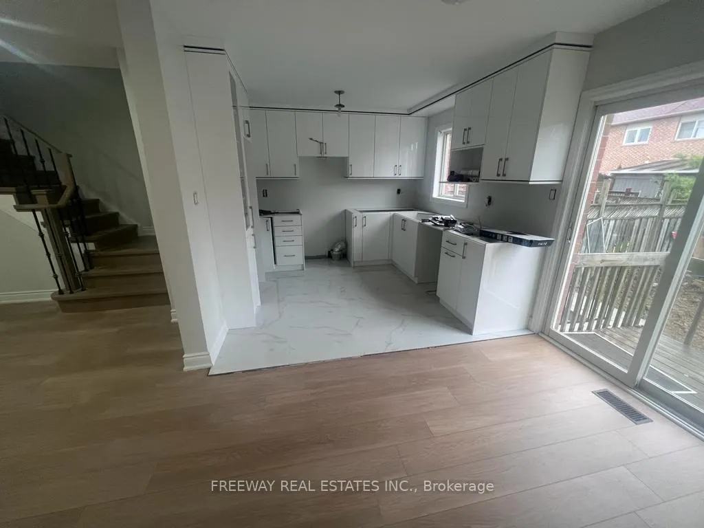 Photo 4 of 11 Ozner Court, Brampton, Fletcher's Meadow — HOMEH