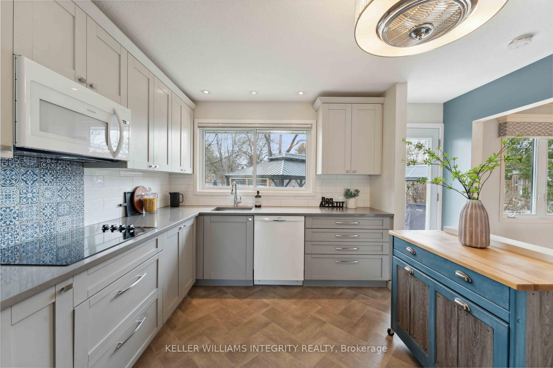 Photo 9 of 6 Whitburn Crescent, Ottawa, Crystal Beach — HOMEH