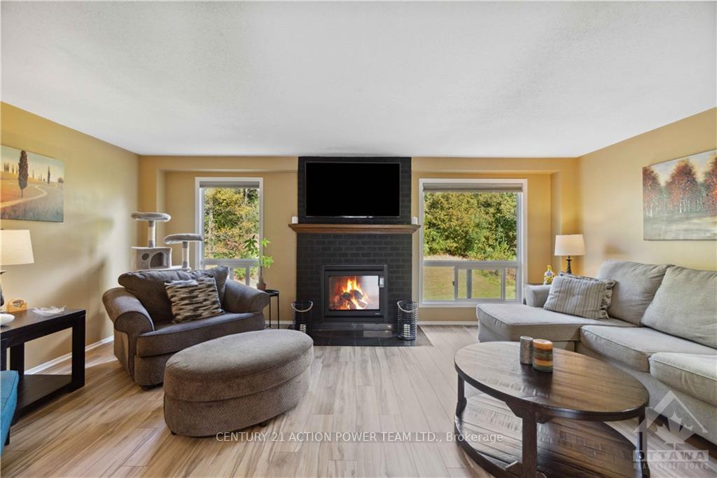 Photo 4 of 6593 Bilberry Drive, Ottawa, Convent Glen North — HOMEH