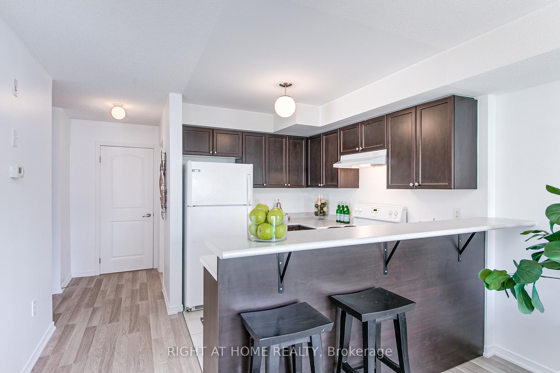 Photo 10 of Unit 5, 17 Cheltenham Road, Barrie, Georgian Drive — HOMEH