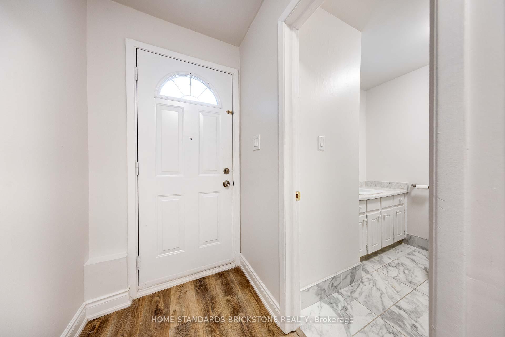 Photo 4 of Unit 34, 12 Poplar Crescent, Aurora, Aurora Highlands — HOMEH