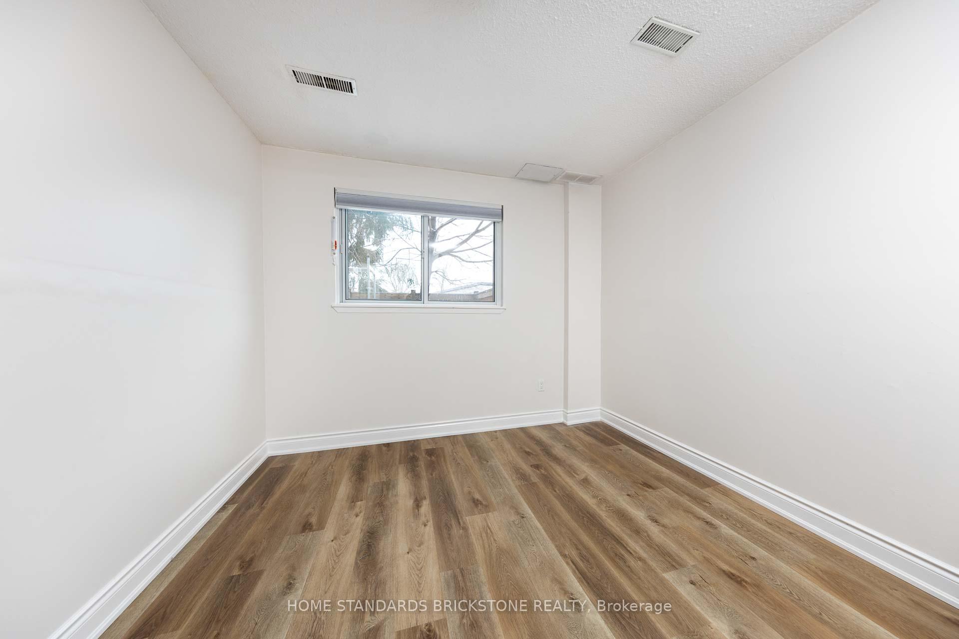 Photo 8 of Unit 34, 12 Poplar Crescent, Aurora, Aurora Highlands — HOMEH