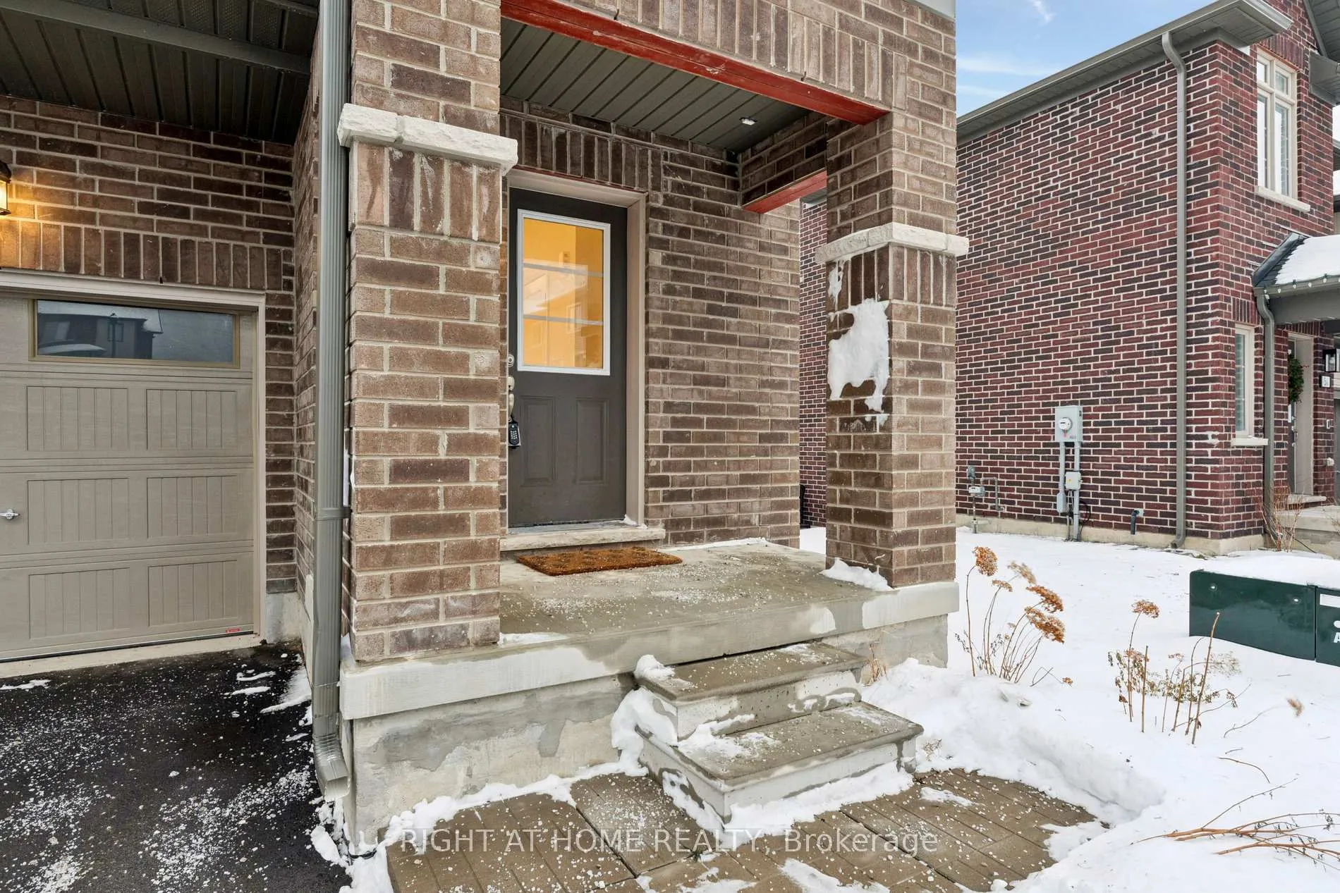 Photo 5 of 46 Senay Circle, Clarington, Courtice — HOMEH