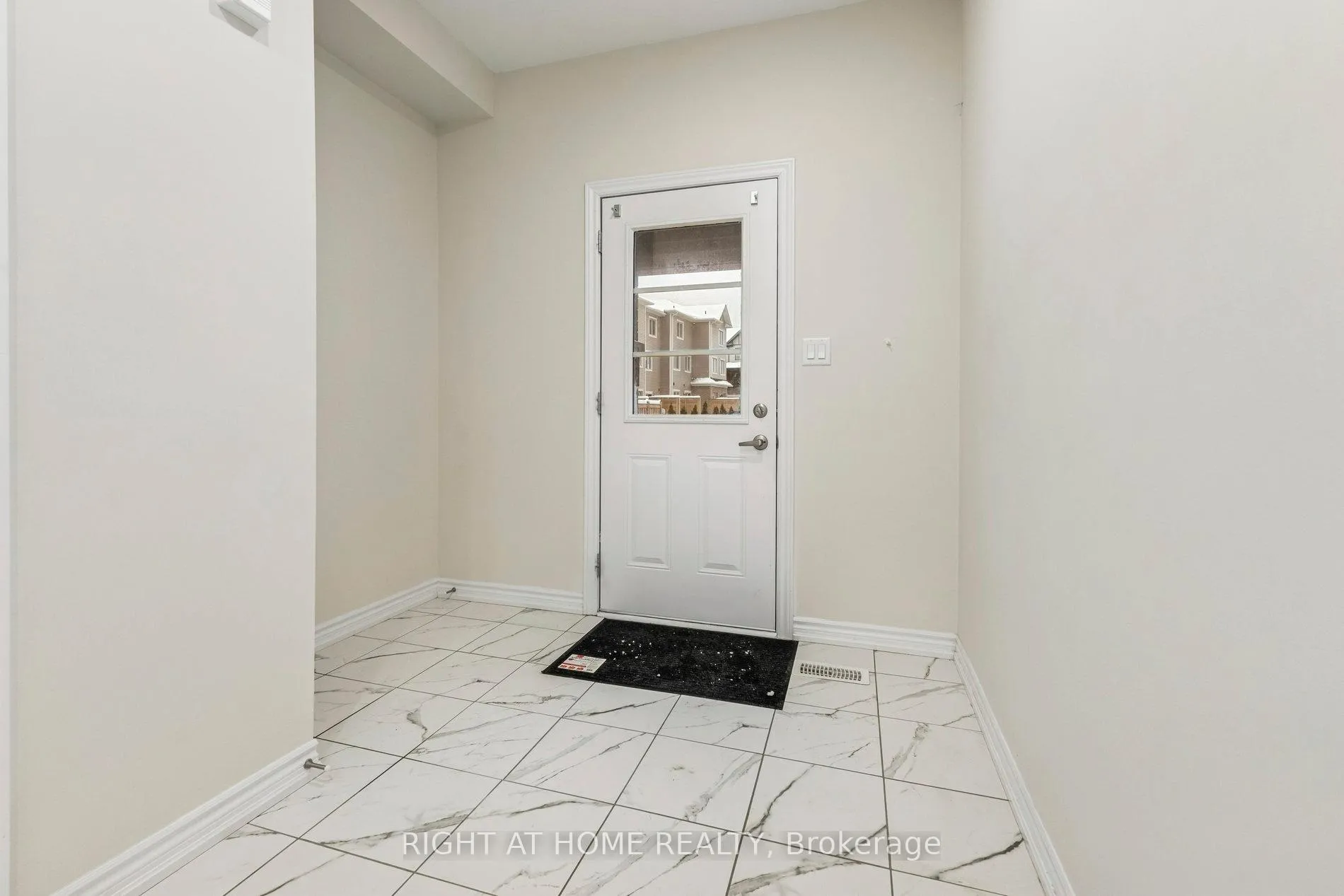 Photo 6 of 46 Senay Circle, Clarington, Courtice — HOMEH