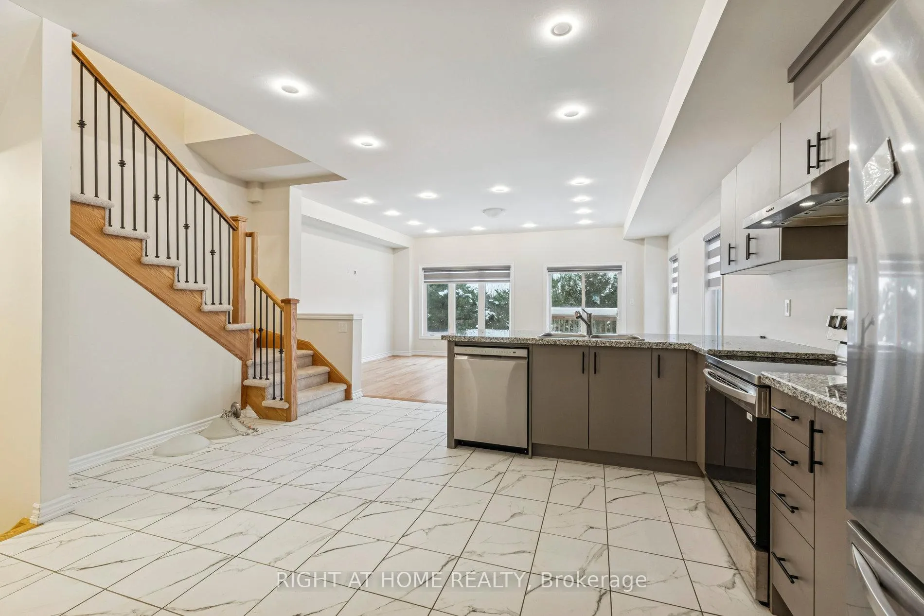 Photo 8 of 46 Senay Circle, Clarington, Courtice — HOMEH