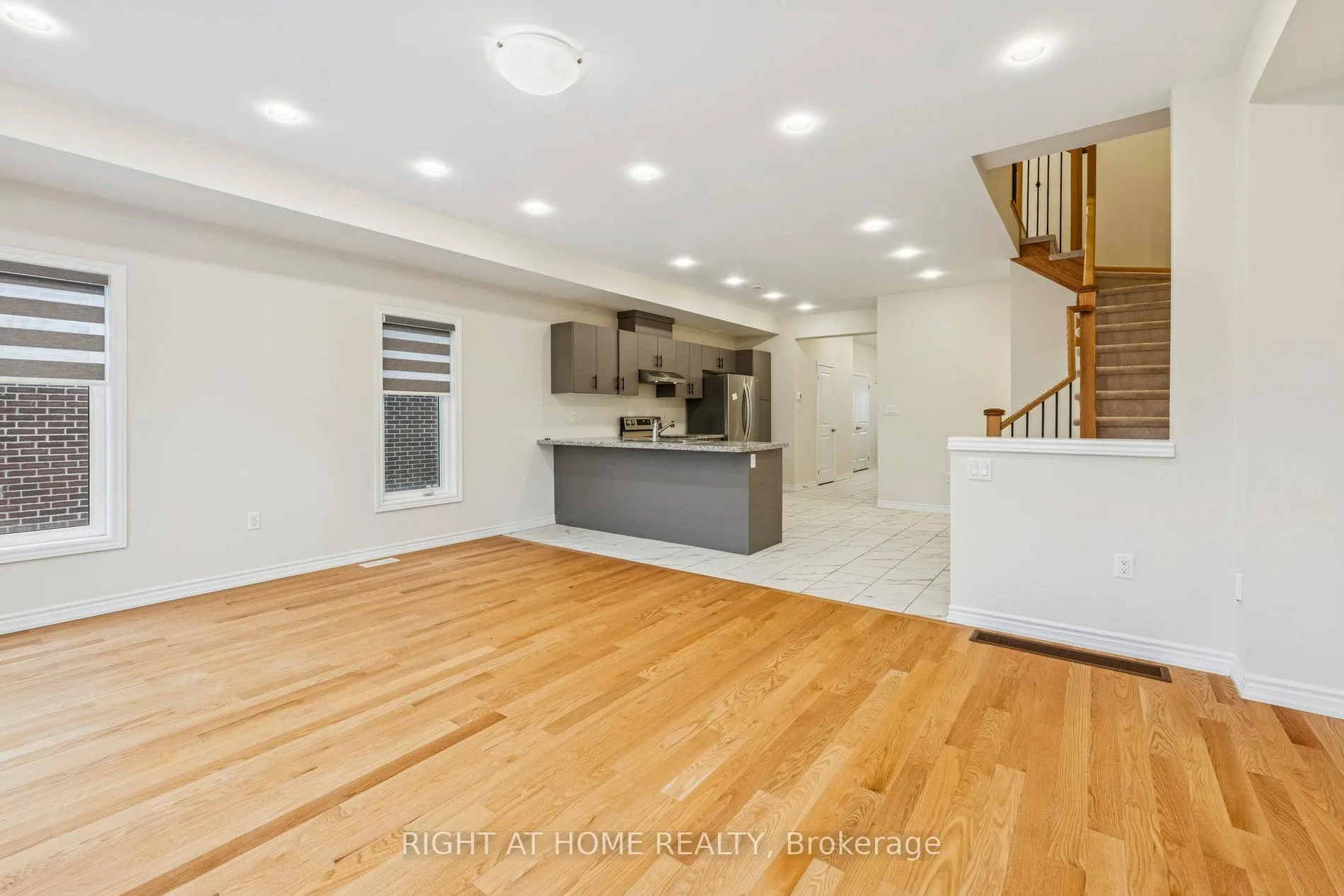 Photo 11 of 46 Senay Circle, Clarington, Courtice — HOMEH