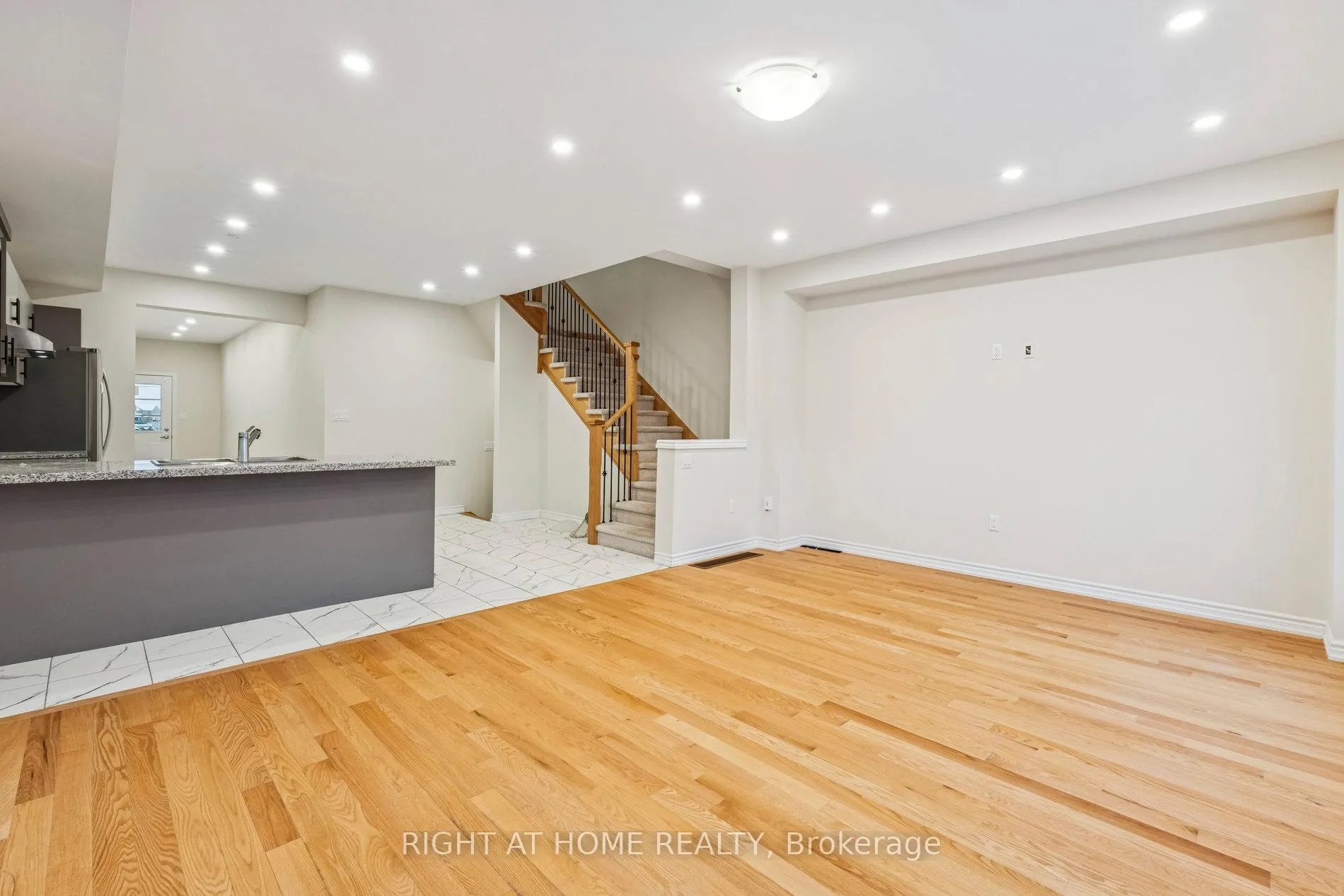 Photo 12 of 46 Senay Circle, Clarington, Courtice — HOMEH