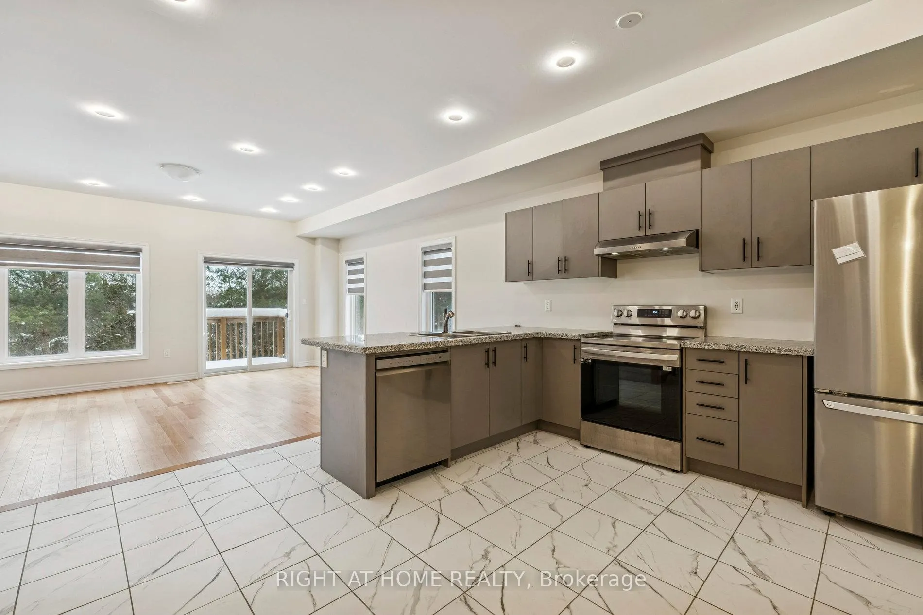Photo 13 of 46 Senay Circle, Clarington, Courtice — HOMEH