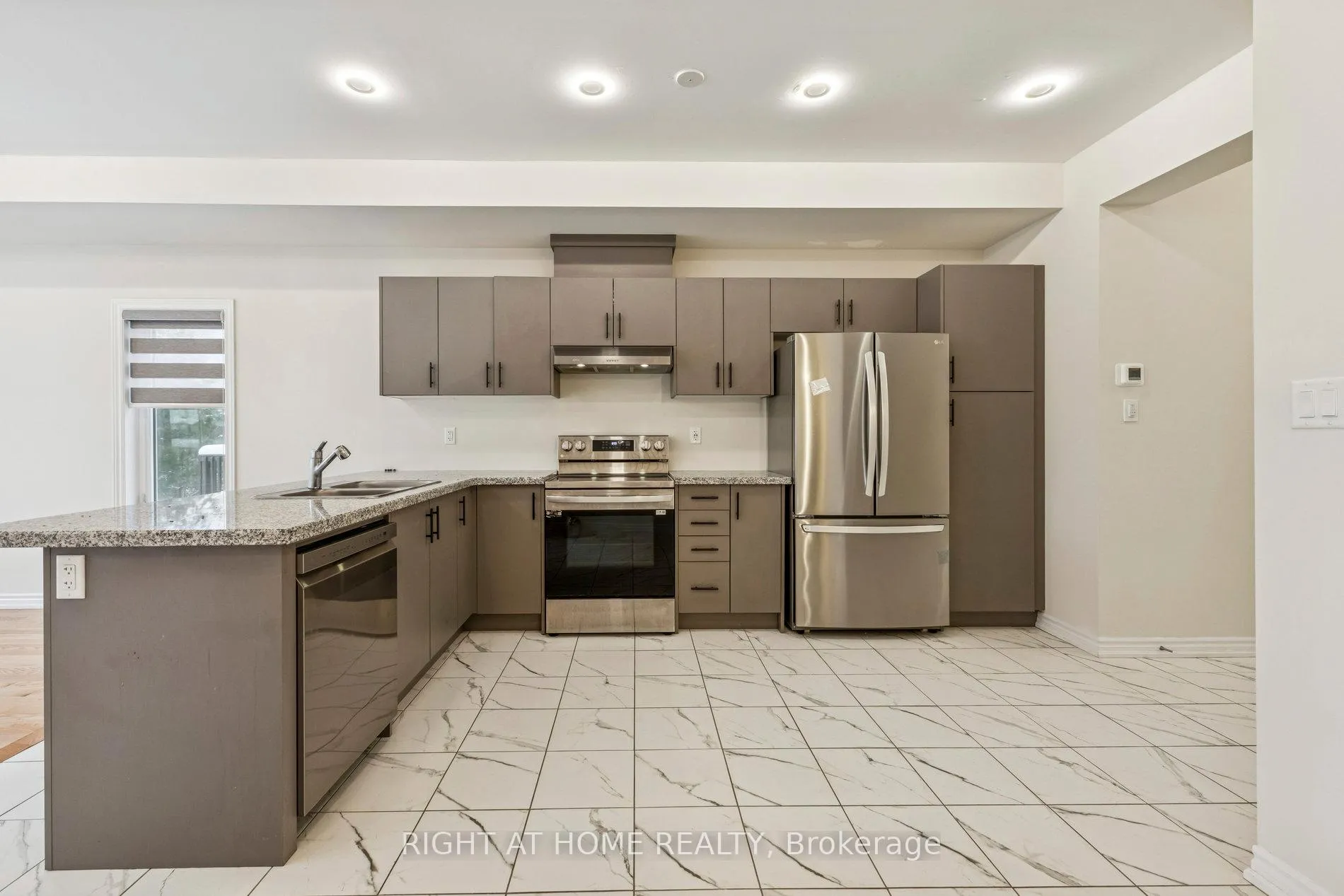 Photo 14 of 46 Senay Circle, Clarington, Courtice — HOMEH