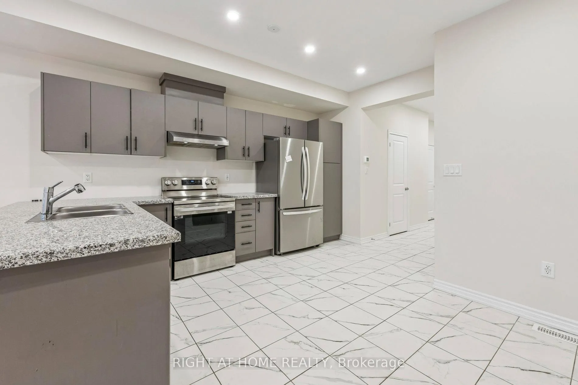 Photo 15 of 46 Senay Circle, Clarington, Courtice — HOMEH
