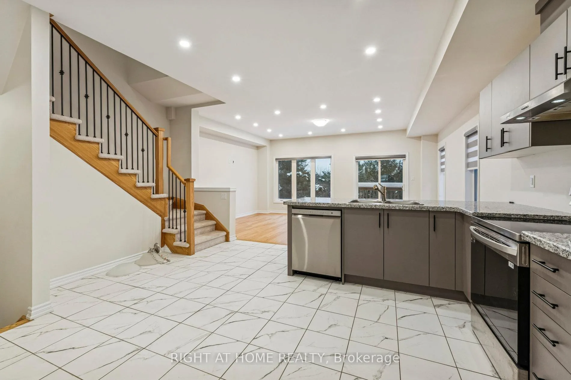 Photo 16 of 46 Senay Circle, Clarington, Courtice — HOMEH