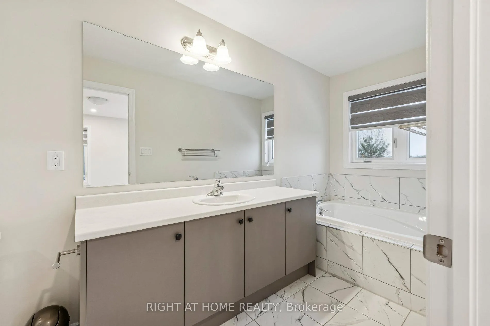 Photo 24 of 46 Senay Circle, Clarington, Courtice — HOMEH