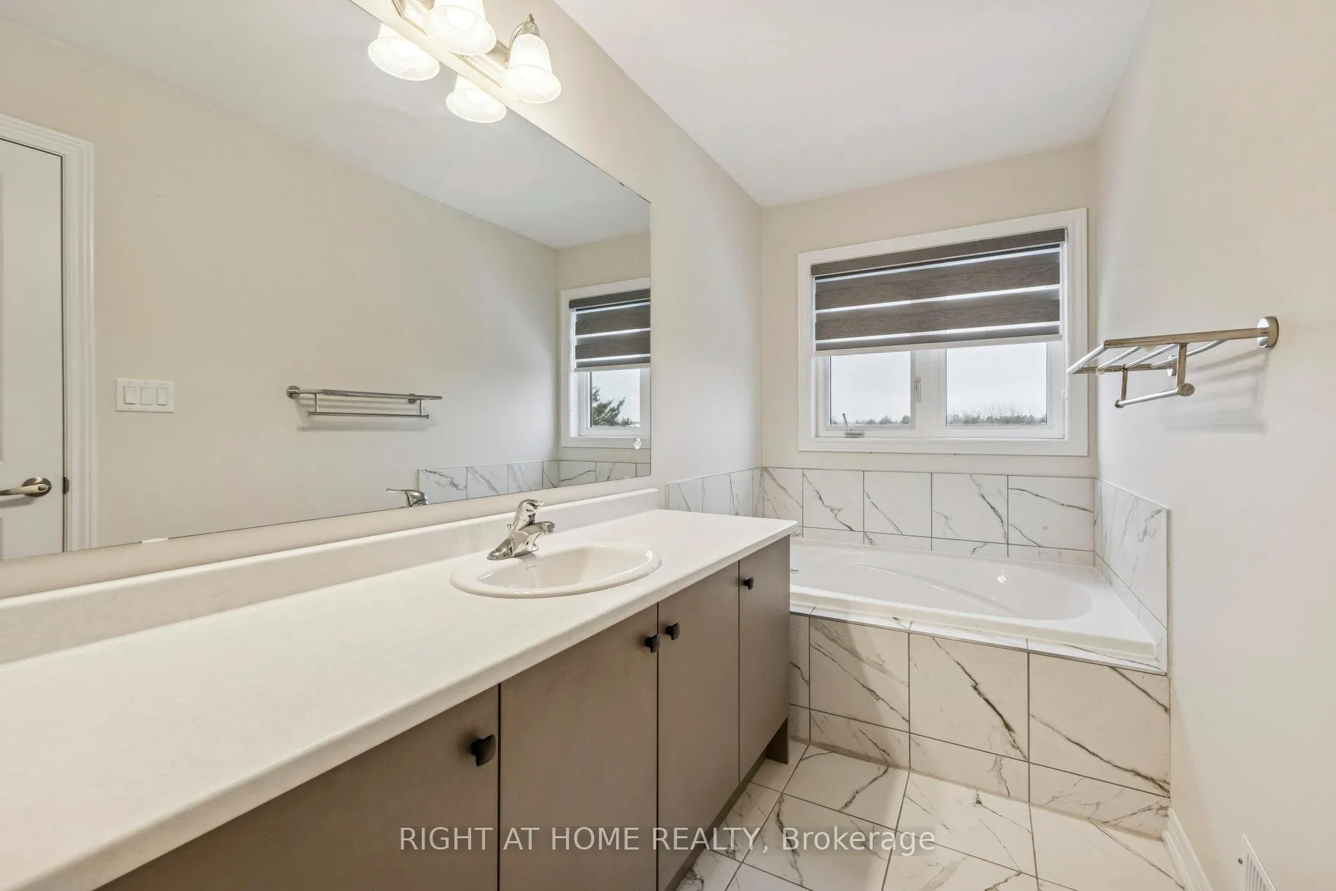Photo 25 of 46 Senay Circle, Clarington, Courtice — HOMEH