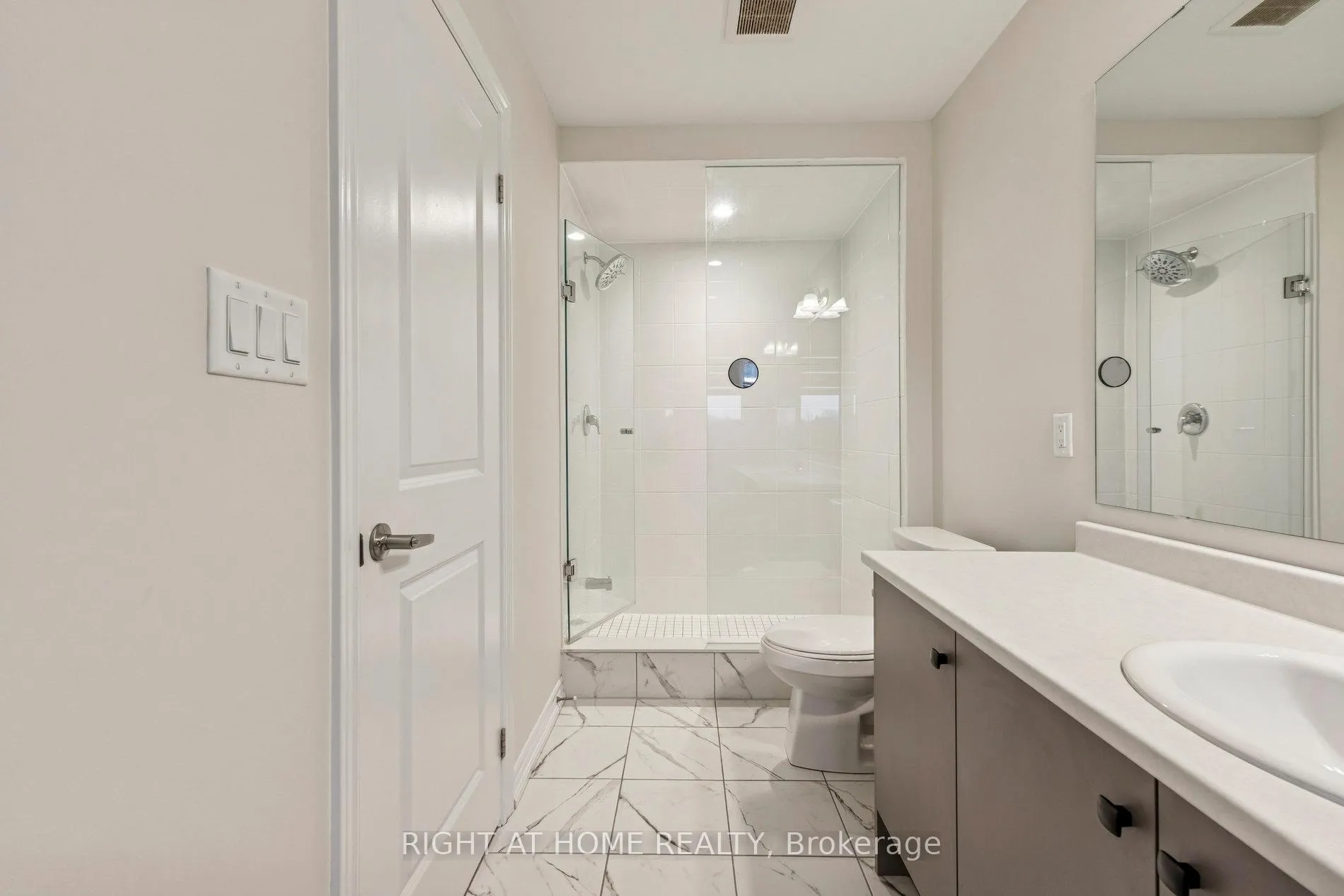 Photo 26 of 46 Senay Circle, Clarington, Courtice — HOMEH