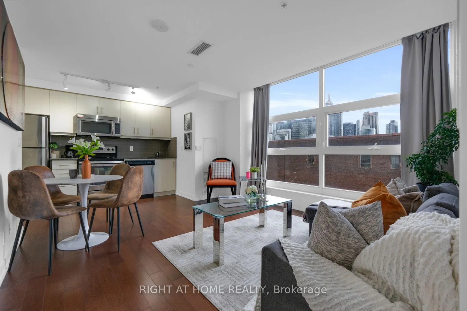 Photo 4 of Unit 701, 10 Willison Square, Toronto, Kensington-Chinatown — HOMEH