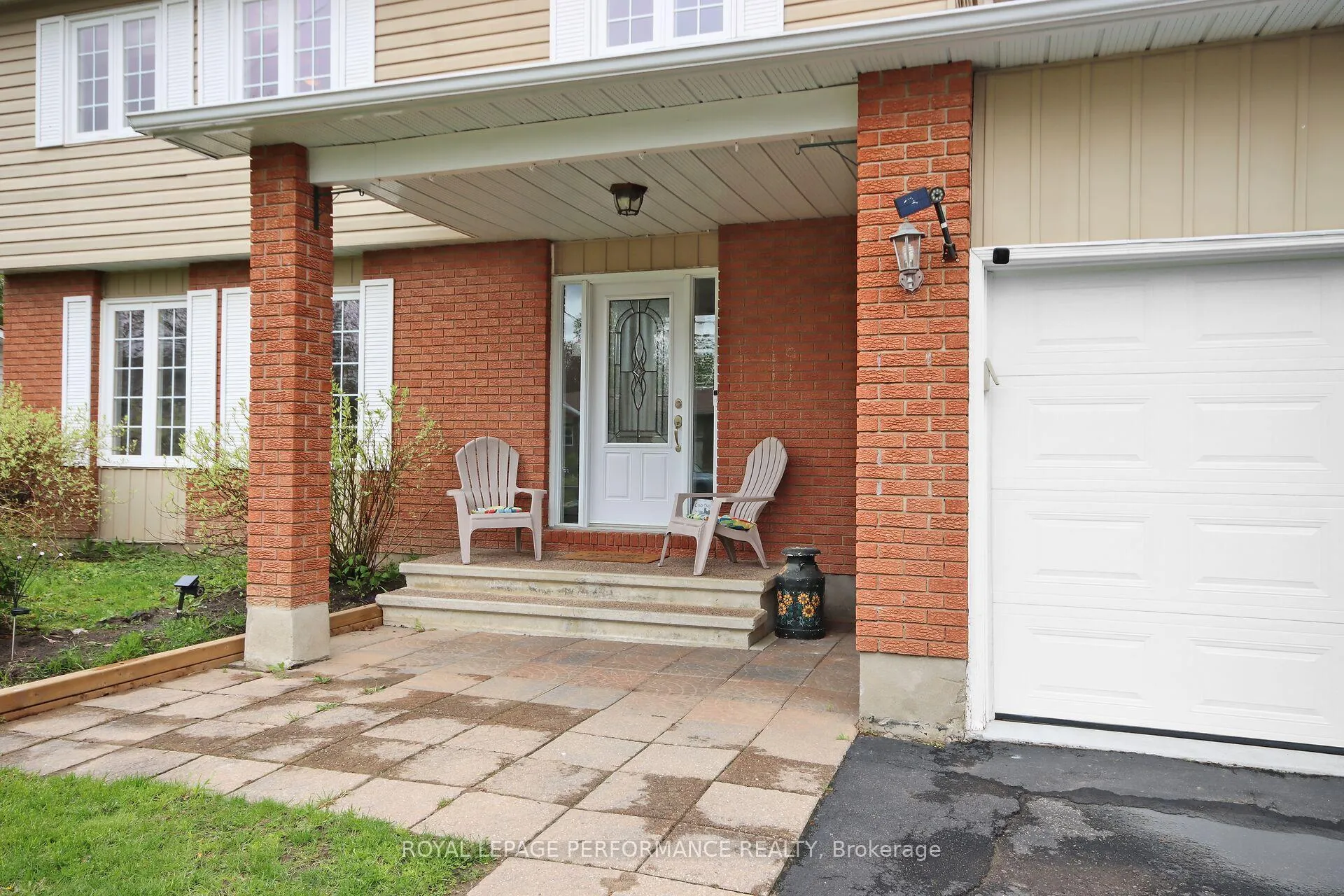 Photo 2 of 107 Dunlop Crescent, Russell, Village of Russell — HOMEH