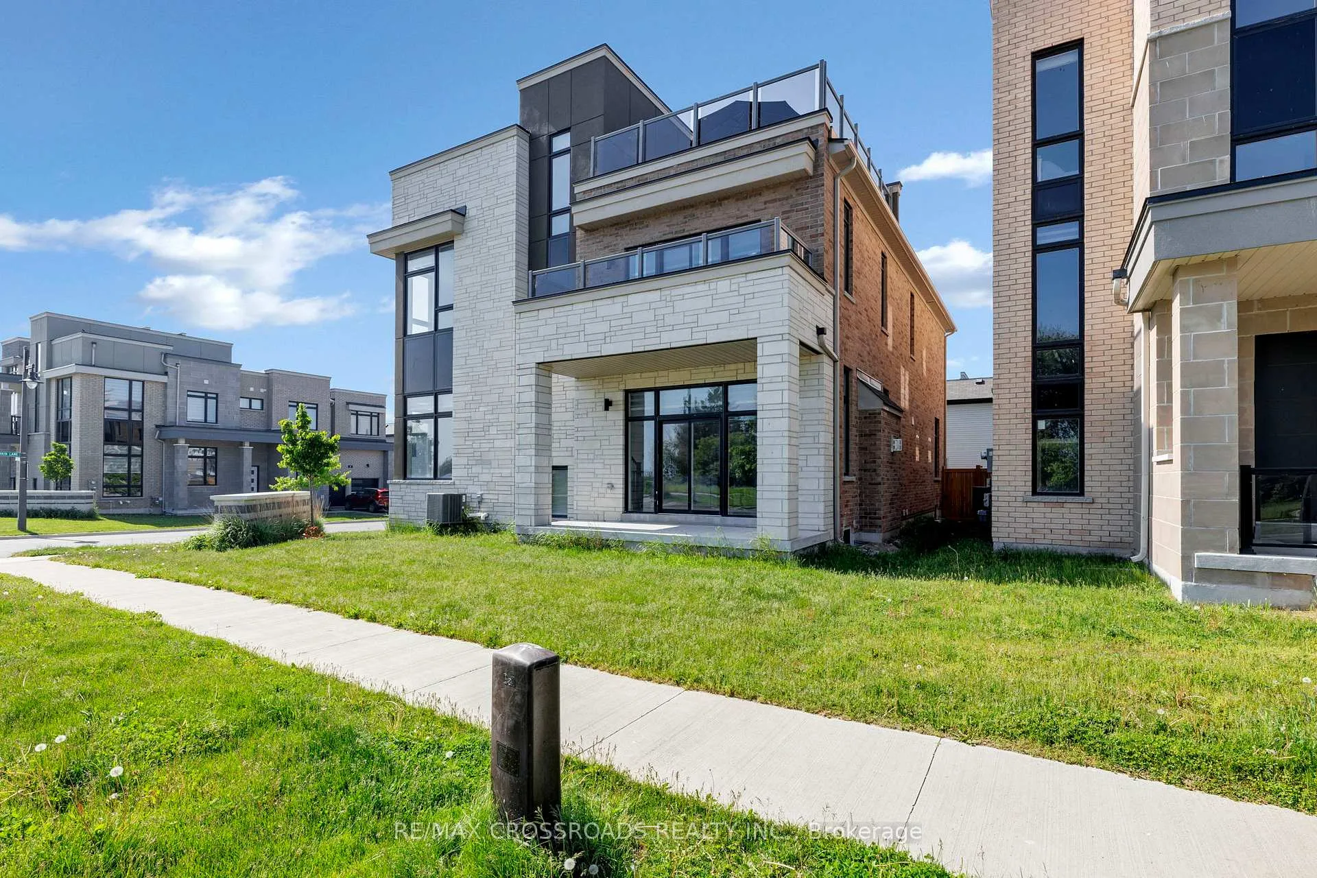 Photo 1 of 3 Larkin Lane, Clarington, Bowmanville — HOMEH