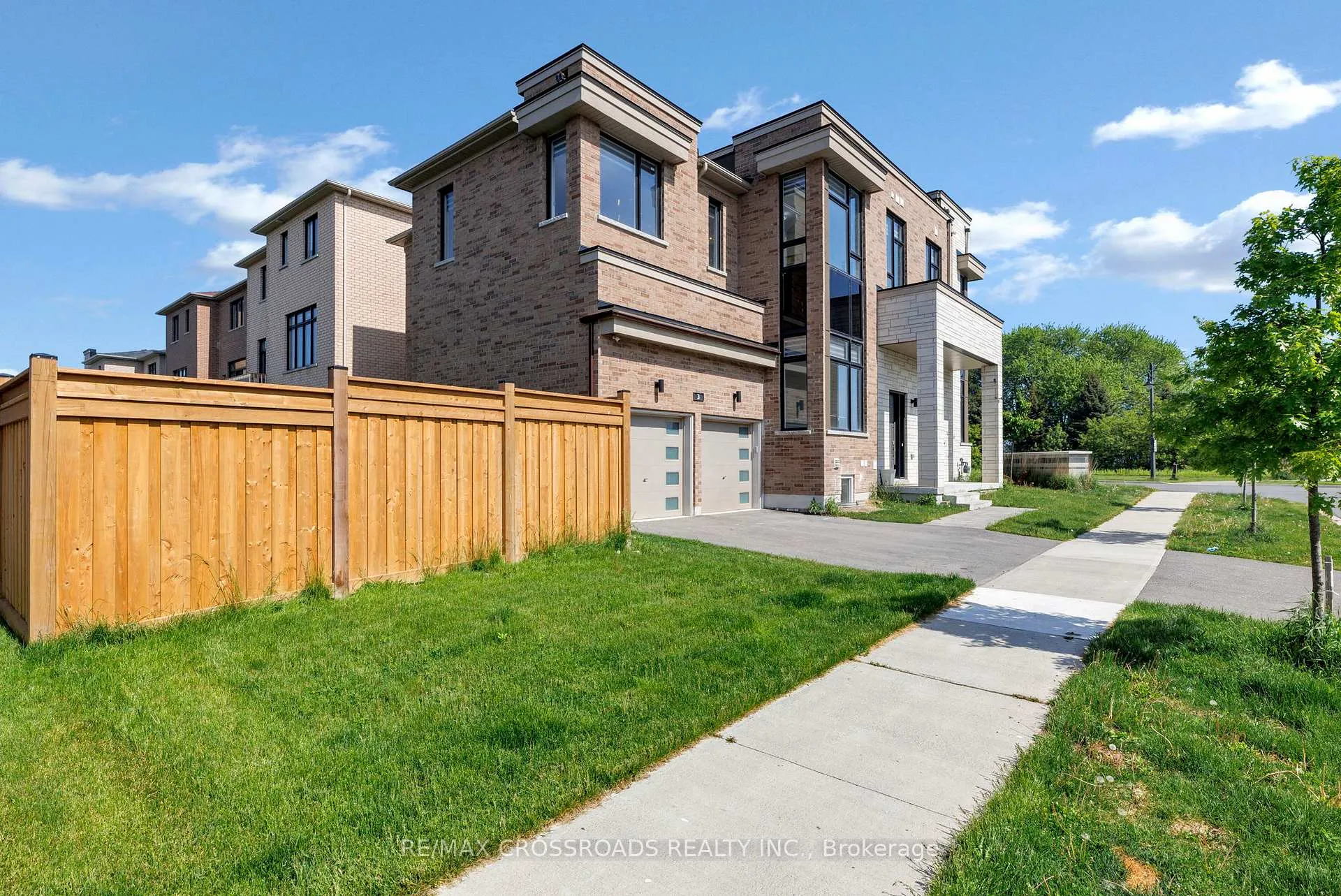 Photo 2 of 3 Larkin Lane, Clarington, Bowmanville — HOMEH