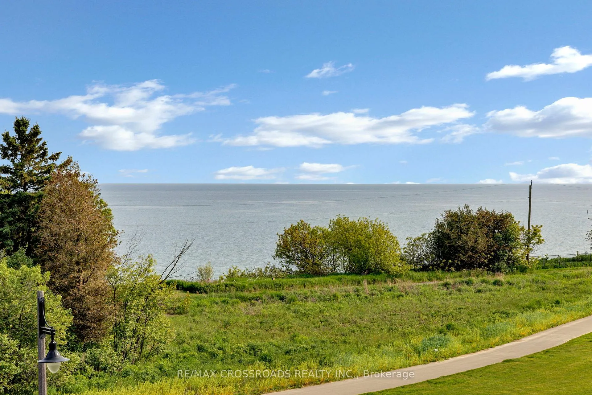 Photo 4 of 3 Larkin Lane, Clarington, Bowmanville — HOMEH
