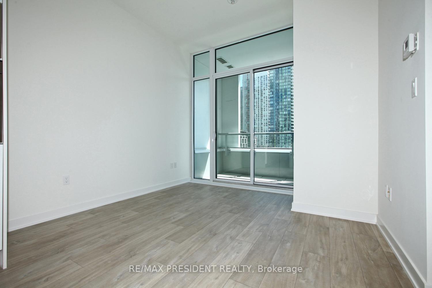 Photo 6 of Unit 404W, 27 Bathrust Street, Toronto, Waterfront Communities — HOMEH