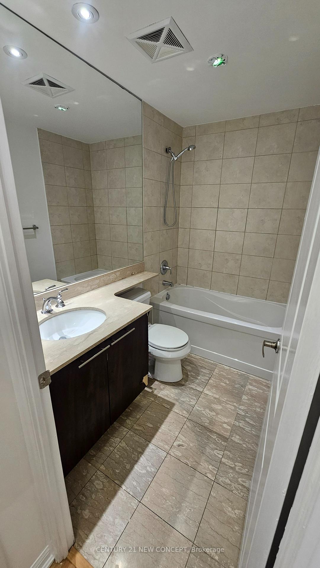 Photo 5 of Unit 932, 628 Fleet Street, Toronto, Niagara — HOMEH