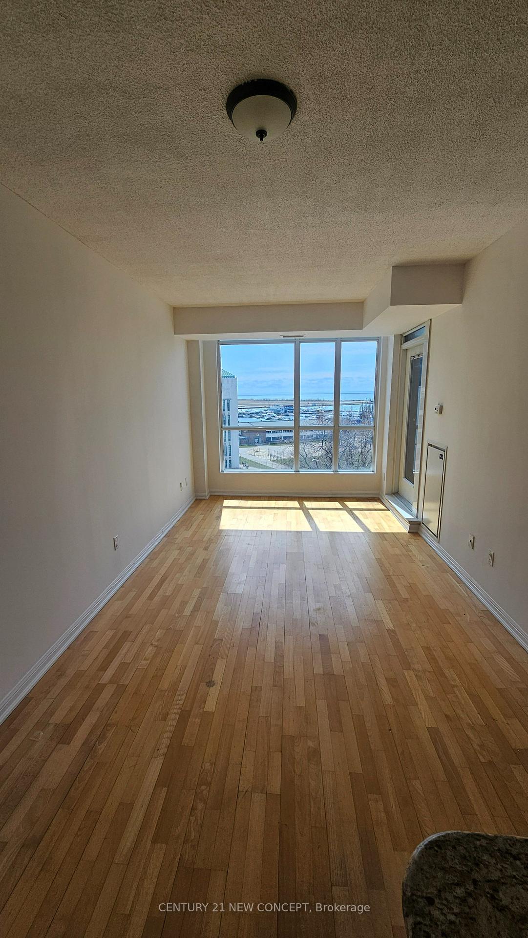 Photo 6 of Unit 932, 628 Fleet Street, Toronto, Niagara — HOMEH