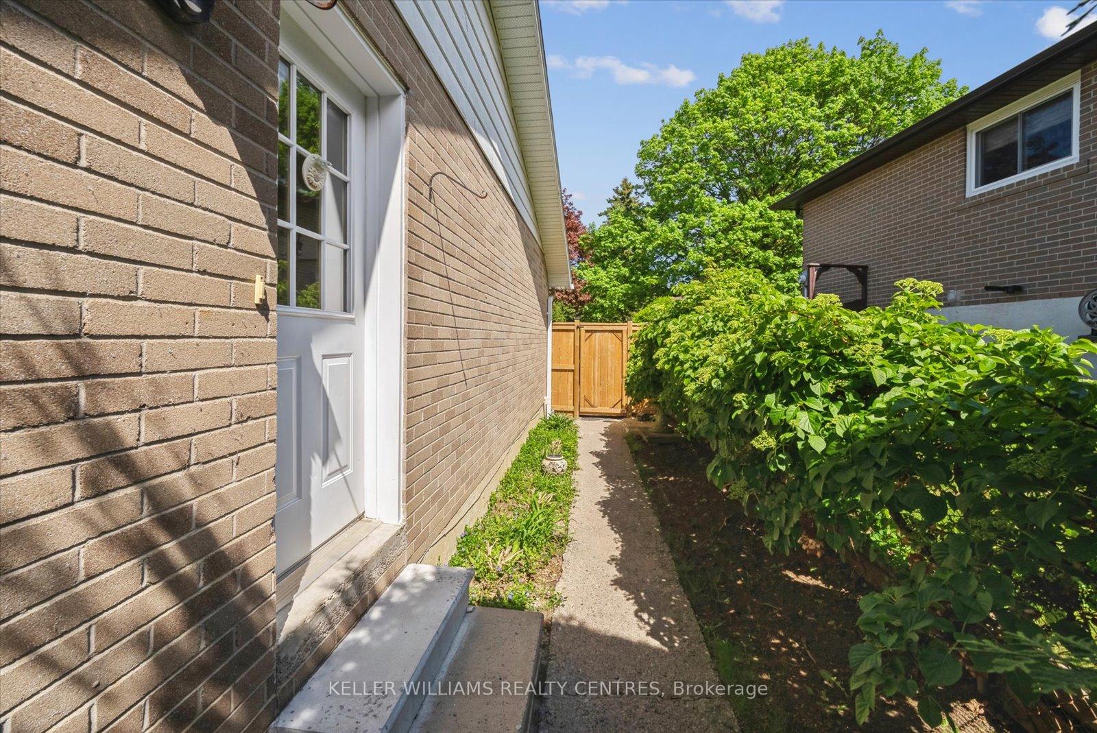Photo 6 of 30 Laurentide Avenue, Aurora, Aurora Heights — HOMEH