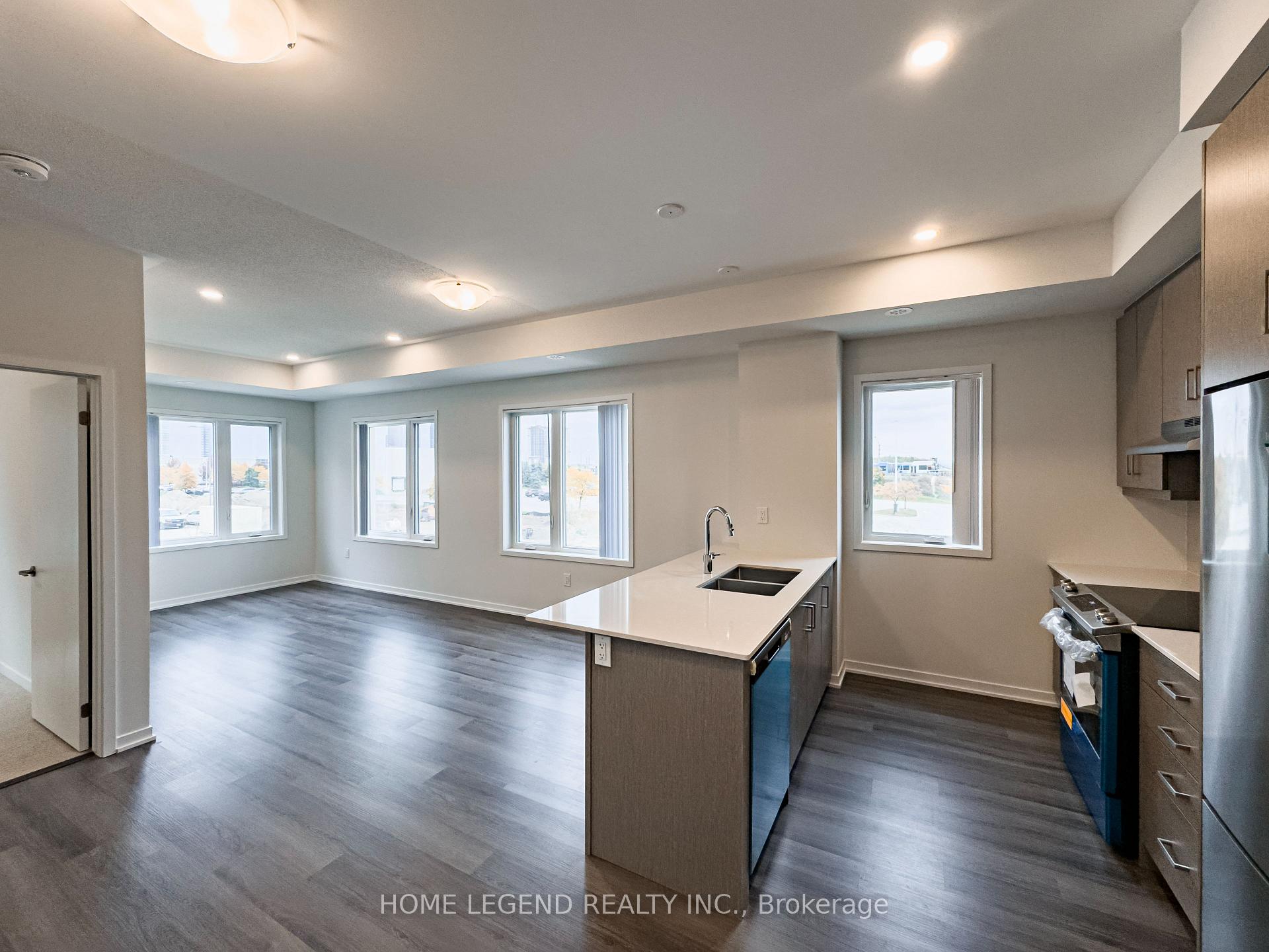 Photo 2 of Unit TH 344, 100 Honeycrisp Crescent, Vaughan, Vaughan Corporate Centre — HOMEH