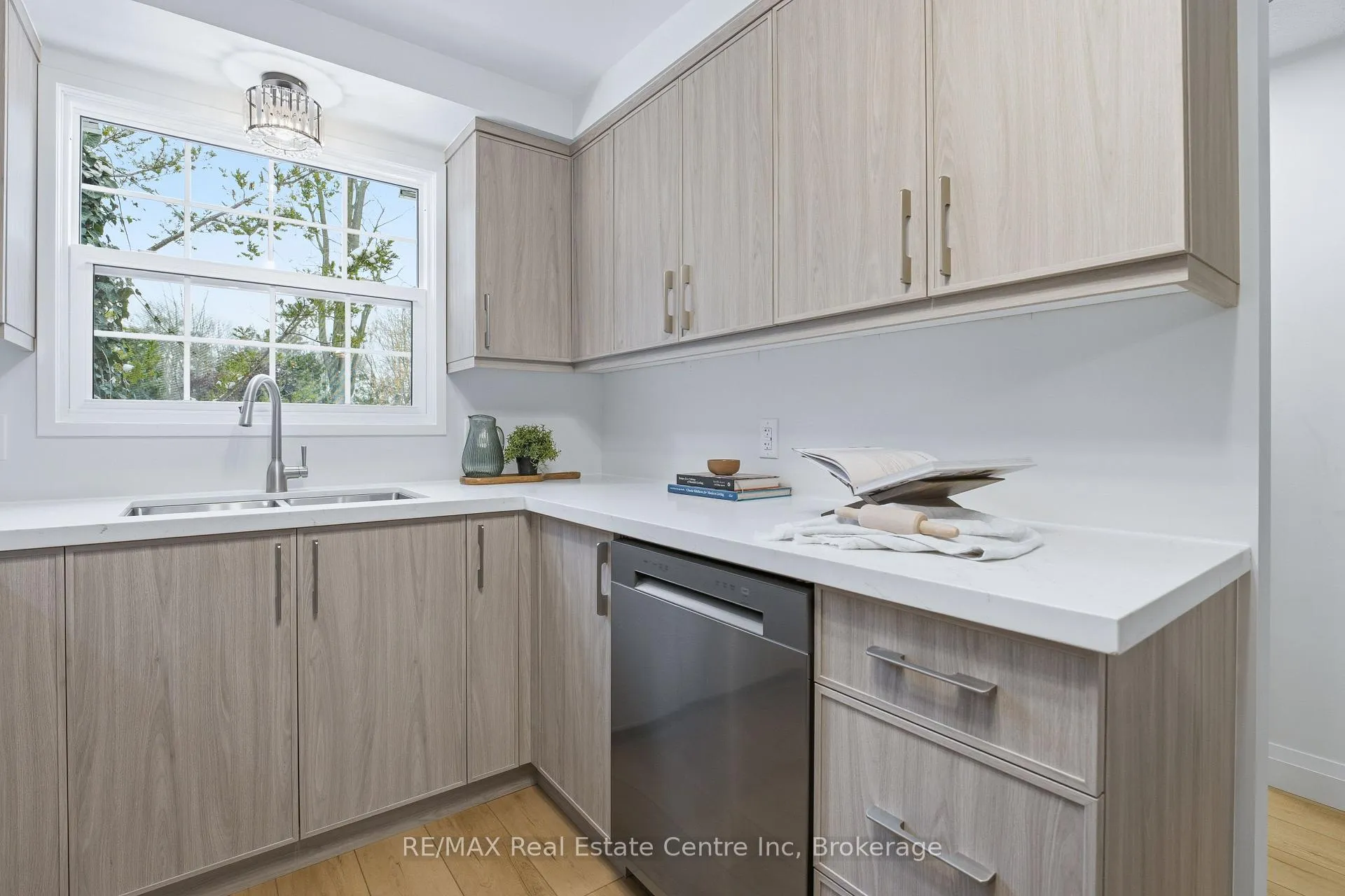 Photo 12 of Unit 1, 383 Edinburgh Road S, Guelph, Dovercliffe Park/Old University — HOMEH