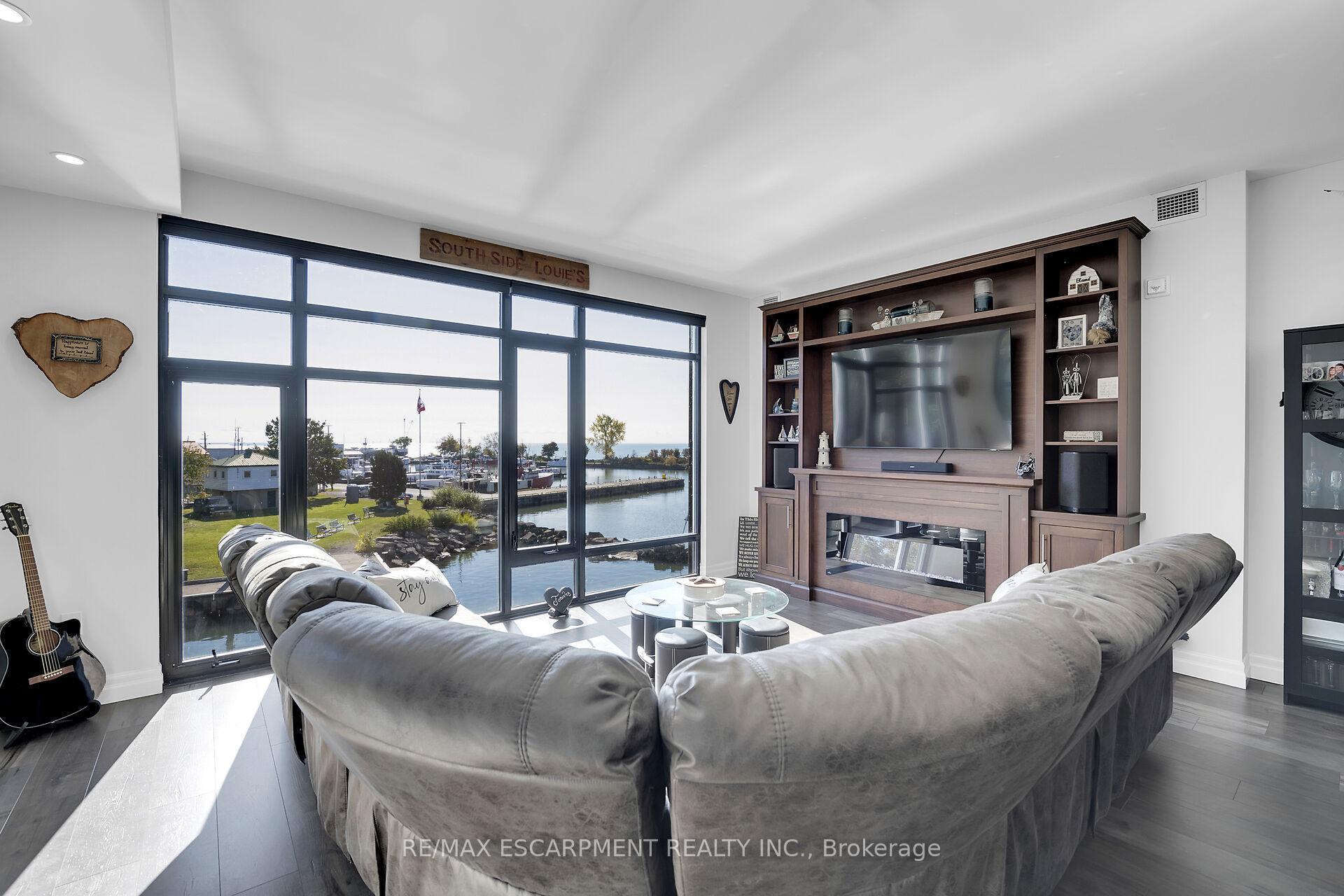 Front of Unit 303, 38 Harbour Street