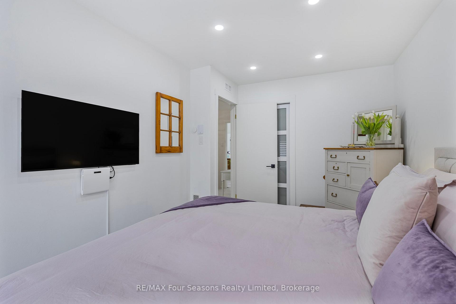 Photo 22 of 113 Escarpment Crescent, Collingwood — HOMEH