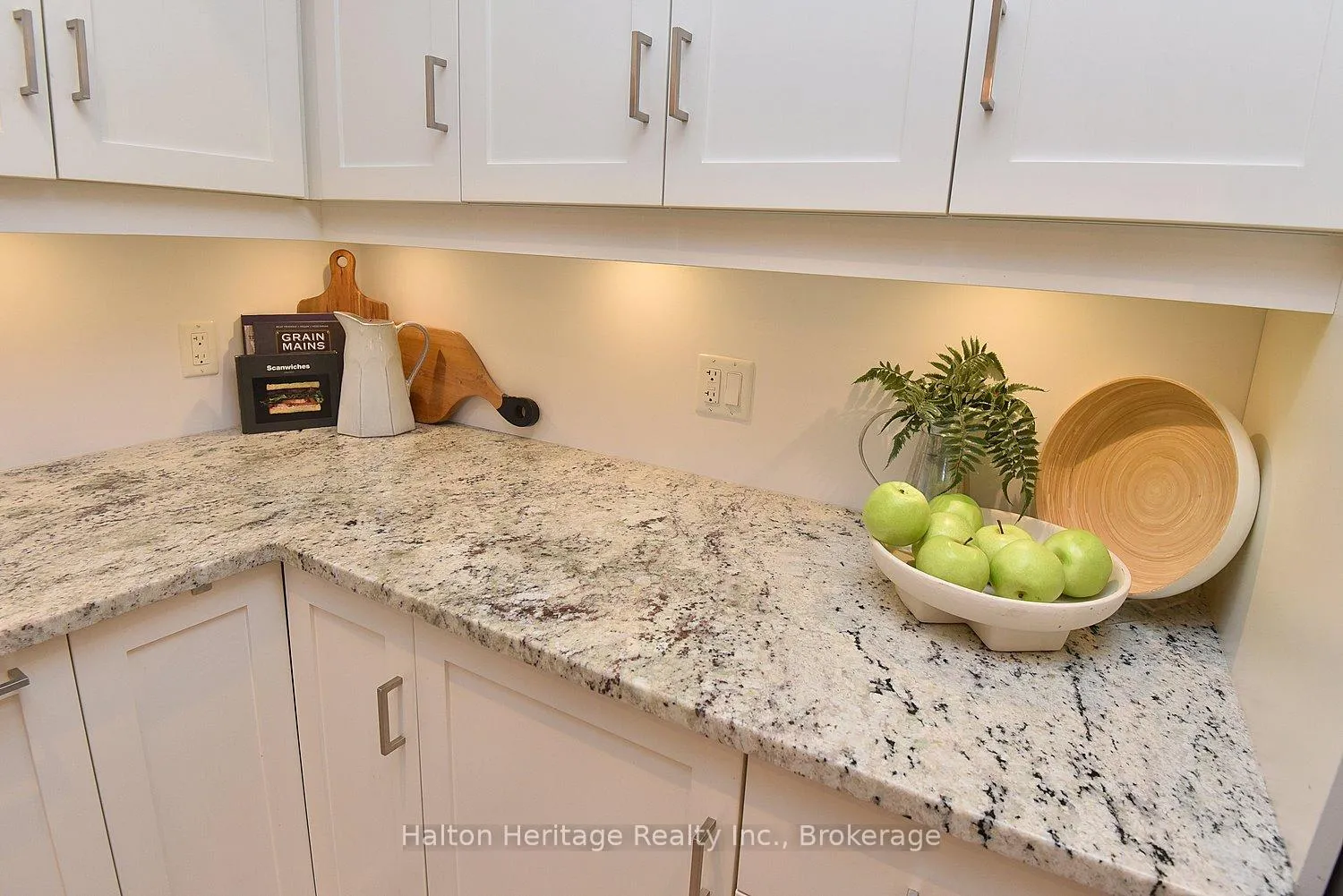 Photo 14 of Unit 31, 40 Hamilton Street S, Hamilton, Waterdown — HOMEH