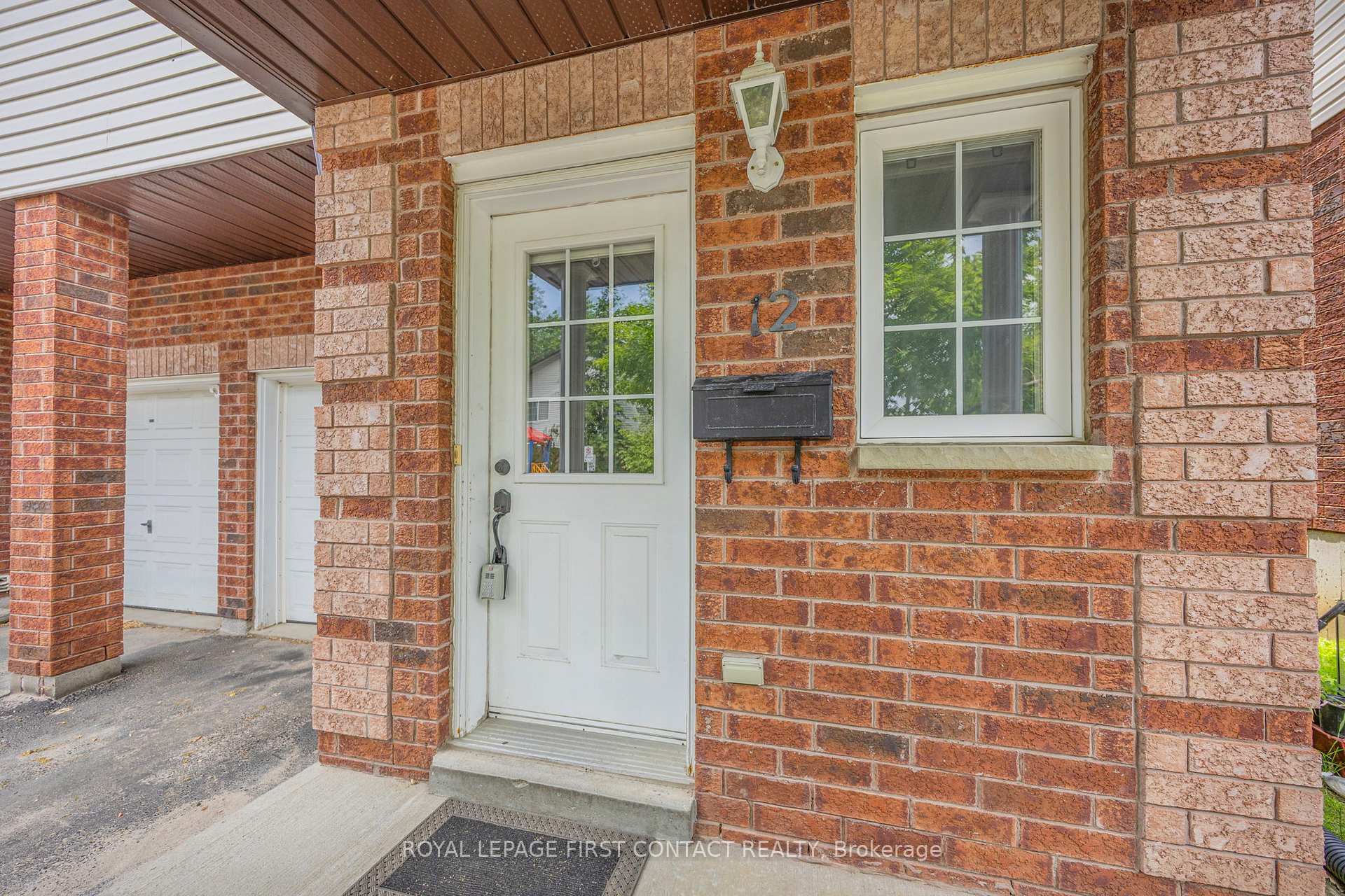 Photo 4 of Unit 12, 488 Yonge Street, Barrie, Painswick North — HOMEH