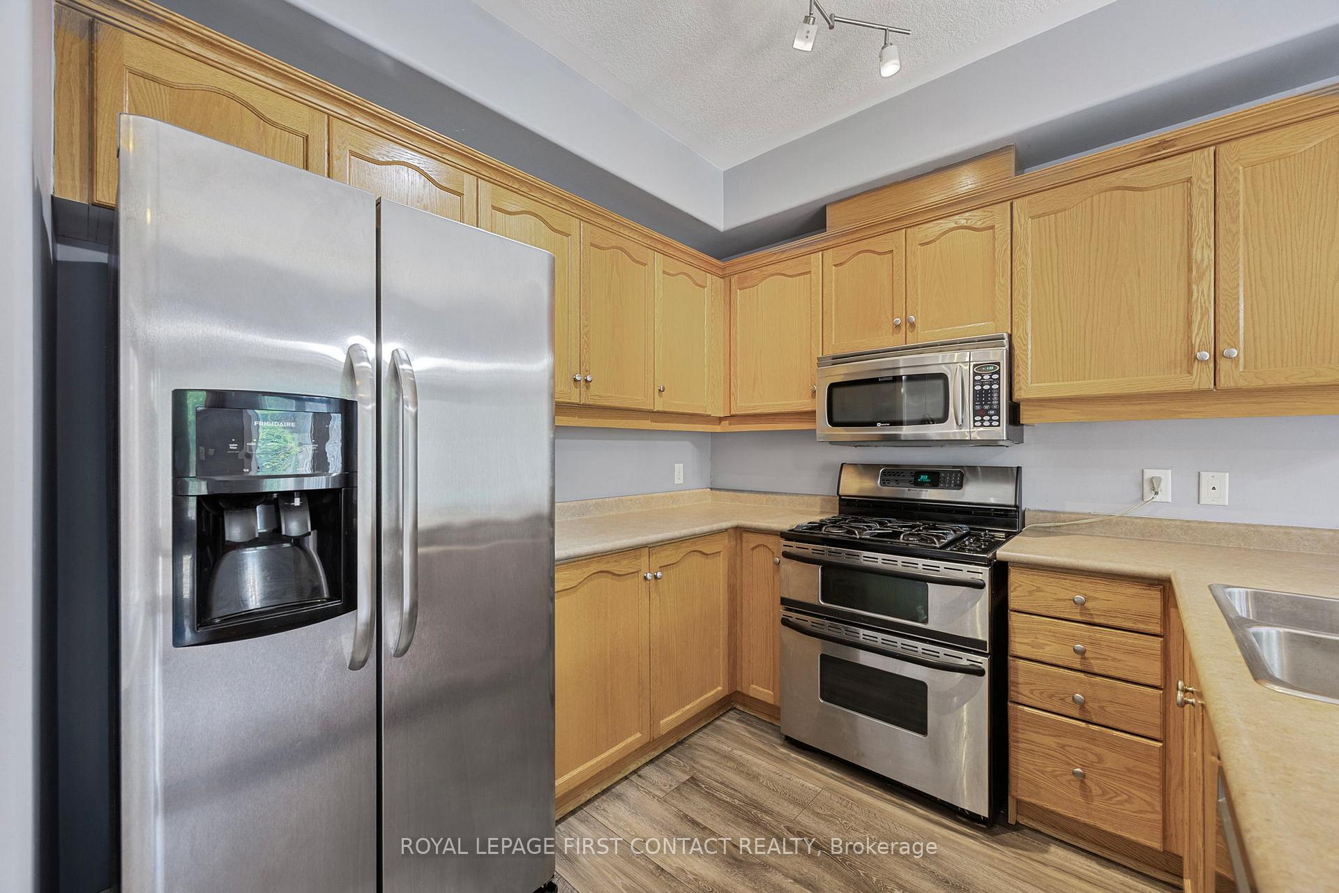 Photo 7 of Unit 12, 488 Yonge Street, Barrie, Painswick North — HOMEH