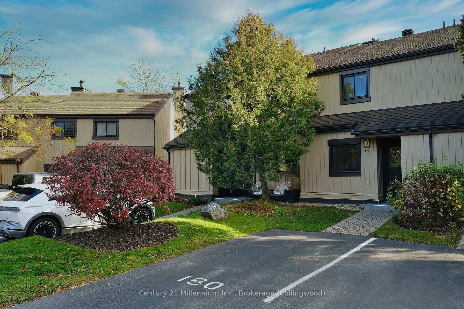 Photo 3 of 180 Escarpment Crescent, Collingwood — HOMEH