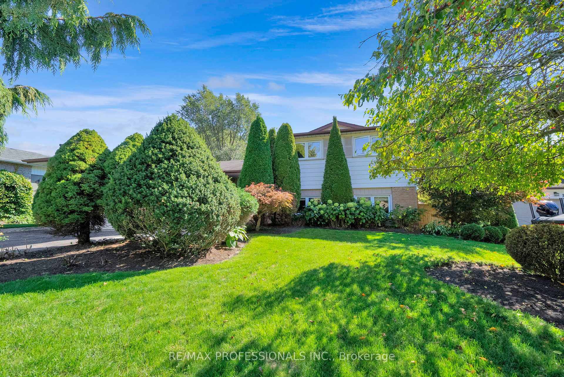 Photo 2 of 23 Sunicrest Boulevard, Clarington, Bowmanville — HOMEH
