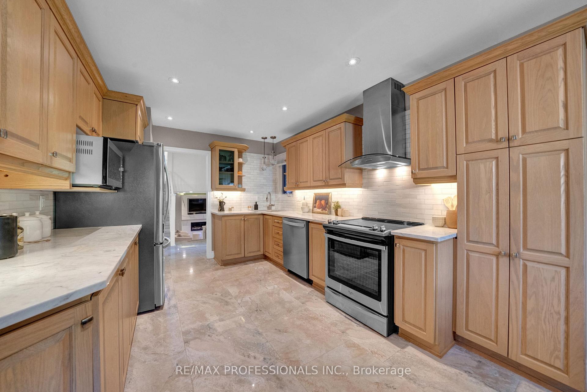 Photo 11 of 23 Sunicrest Boulevard, Clarington, Bowmanville — HOMEH
