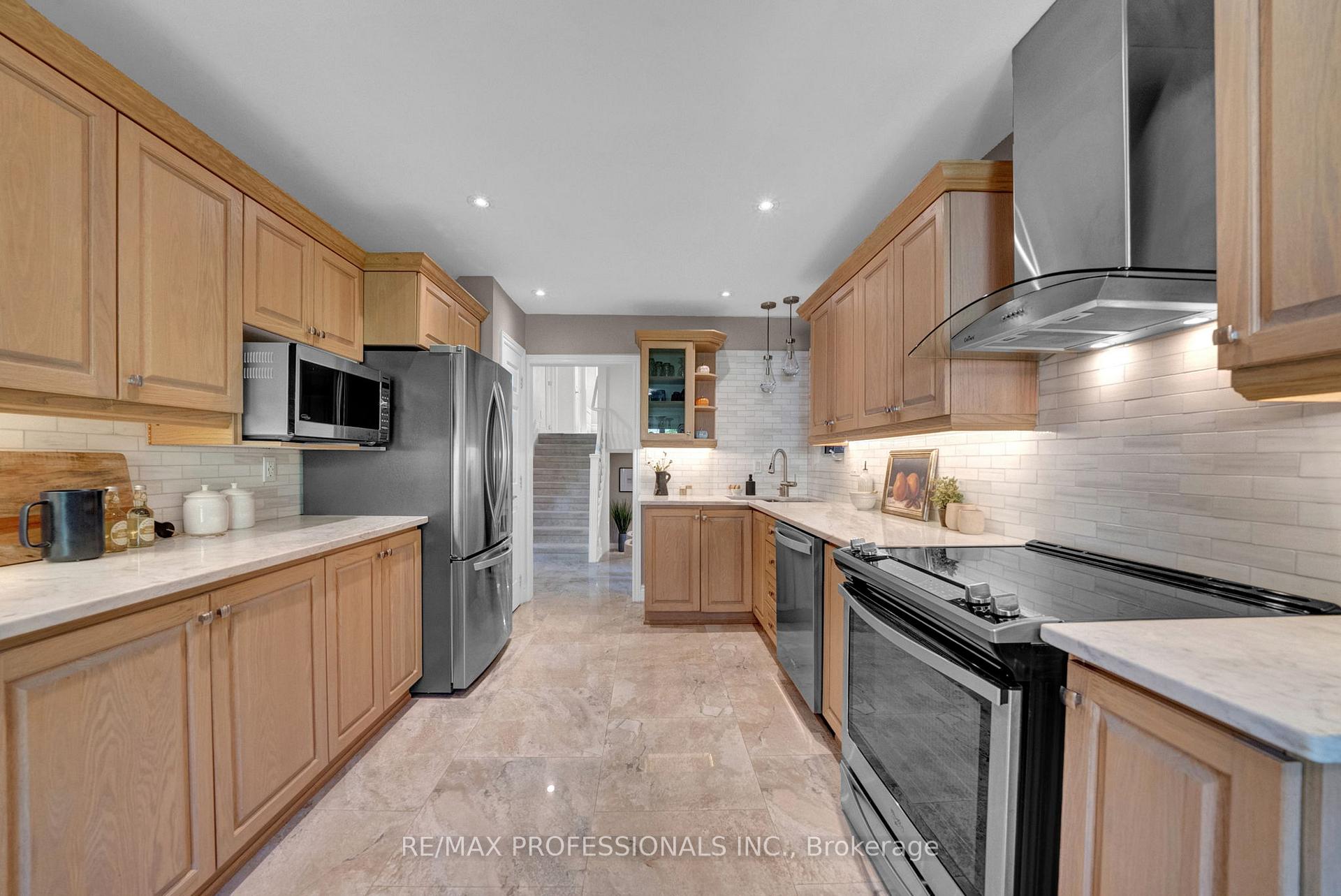 Photo 17 of 23 Sunicrest Boulevard, Clarington, Bowmanville — HOMEH