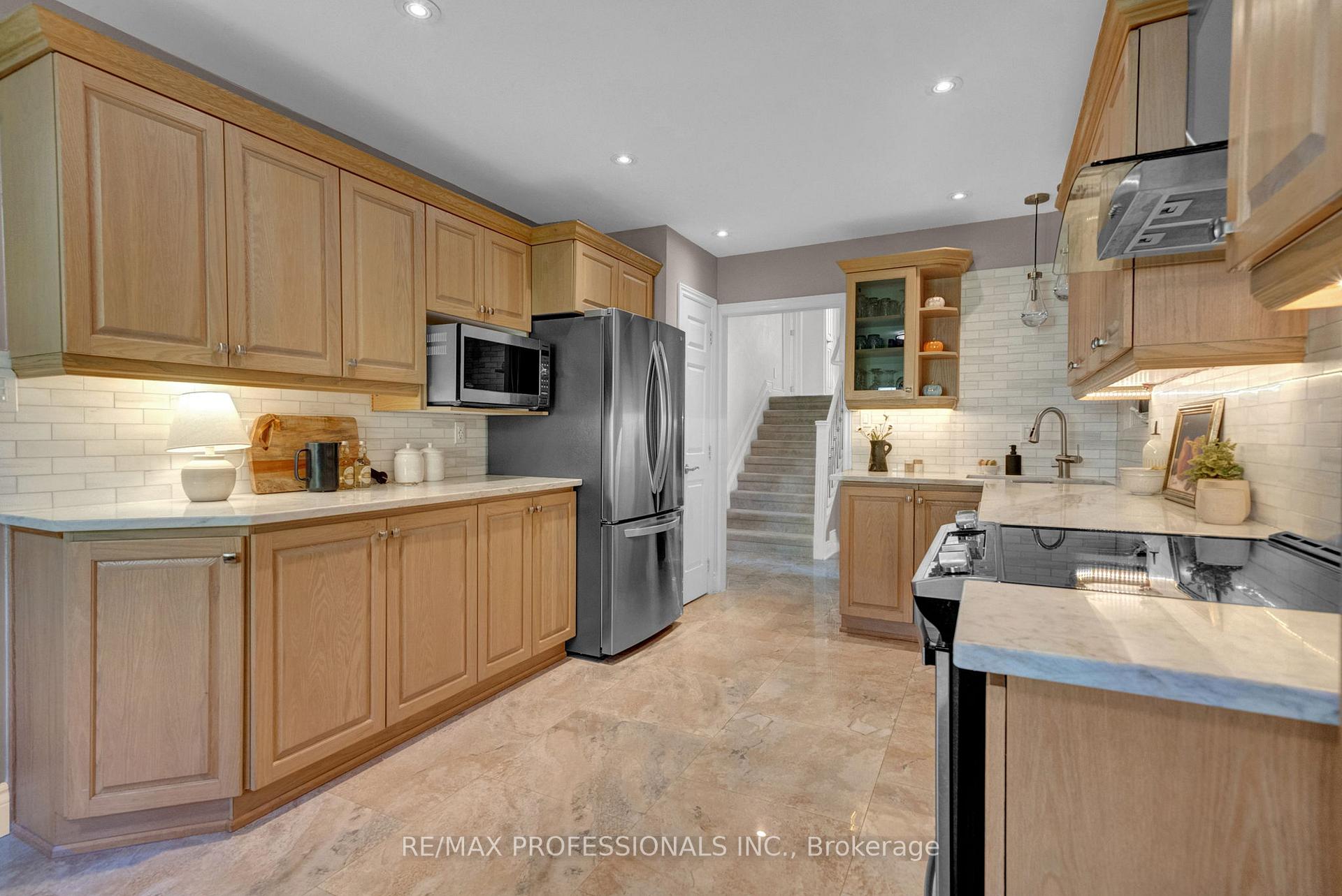 Photo 12 of 23 Sunicrest Boulevard, Clarington, Bowmanville — HOMEH