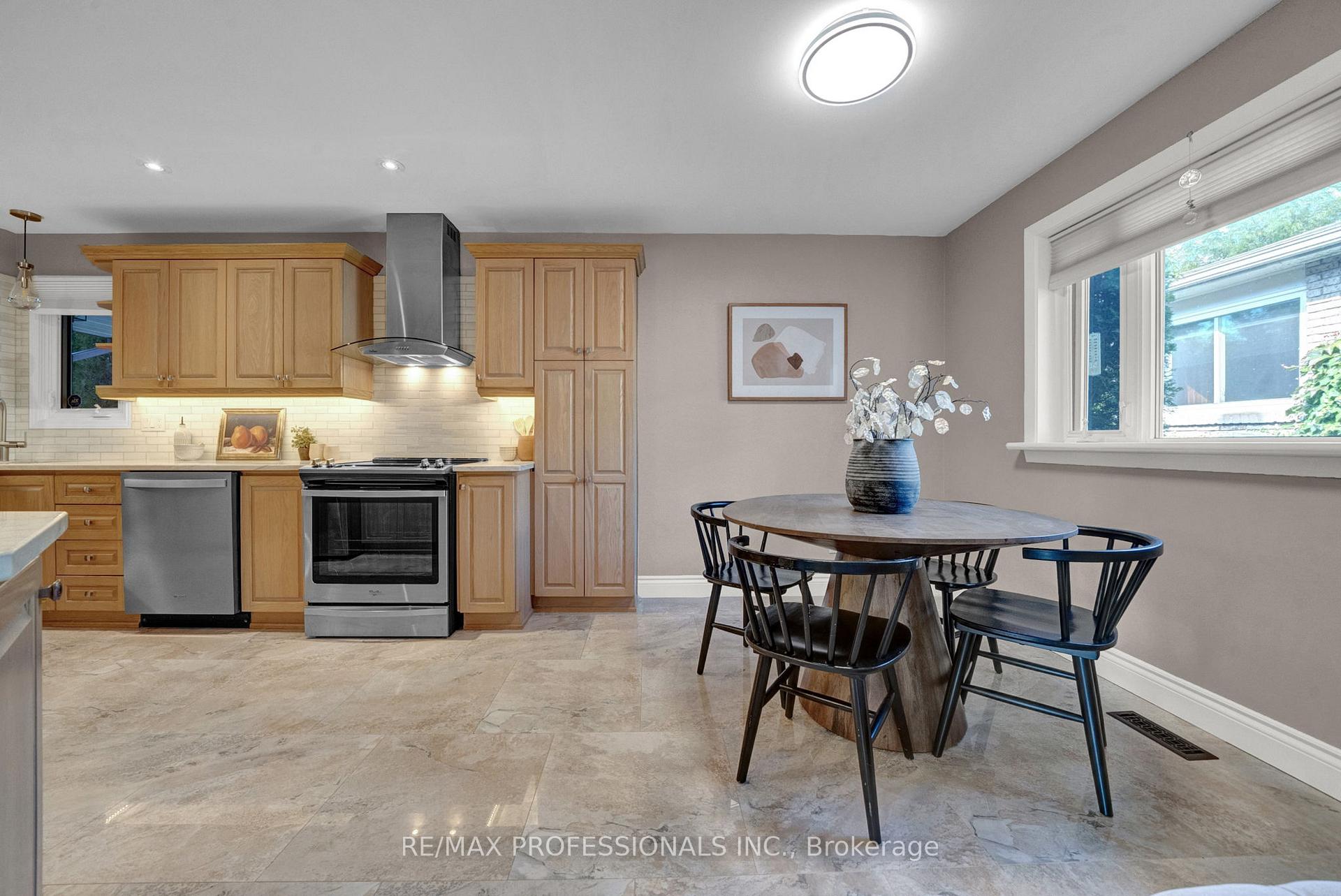Photo 13 of 23 Sunicrest Boulevard, Clarington, Bowmanville — HOMEH