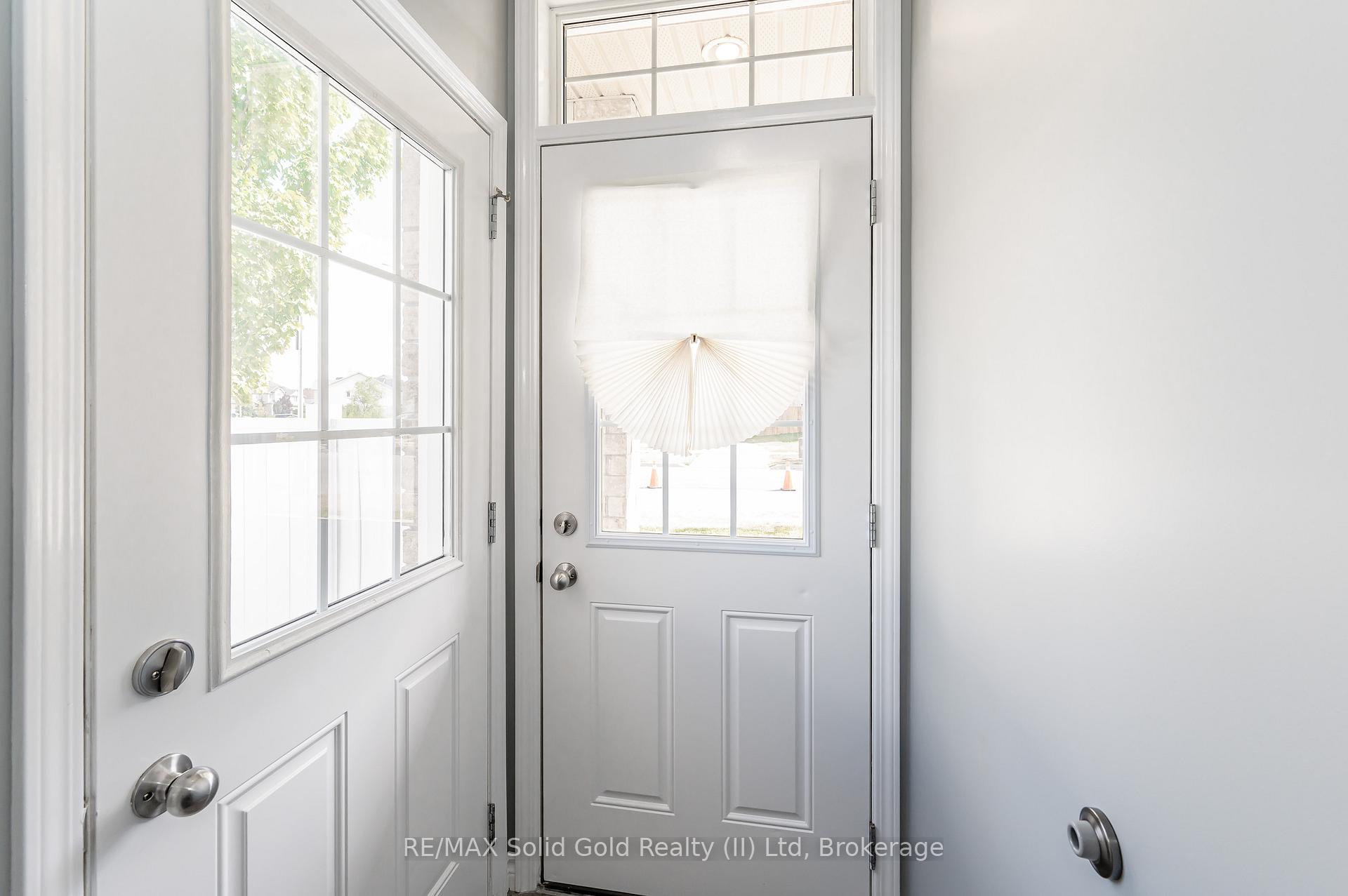 Photo 3 of Unit D, 242 Westmeadow Drive, Kitchener — HOMEH