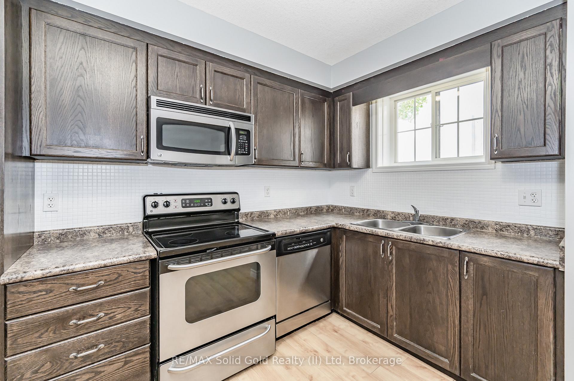 Photo 6 of Unit D, 242 Westmeadow Drive, Kitchener — HOMEH