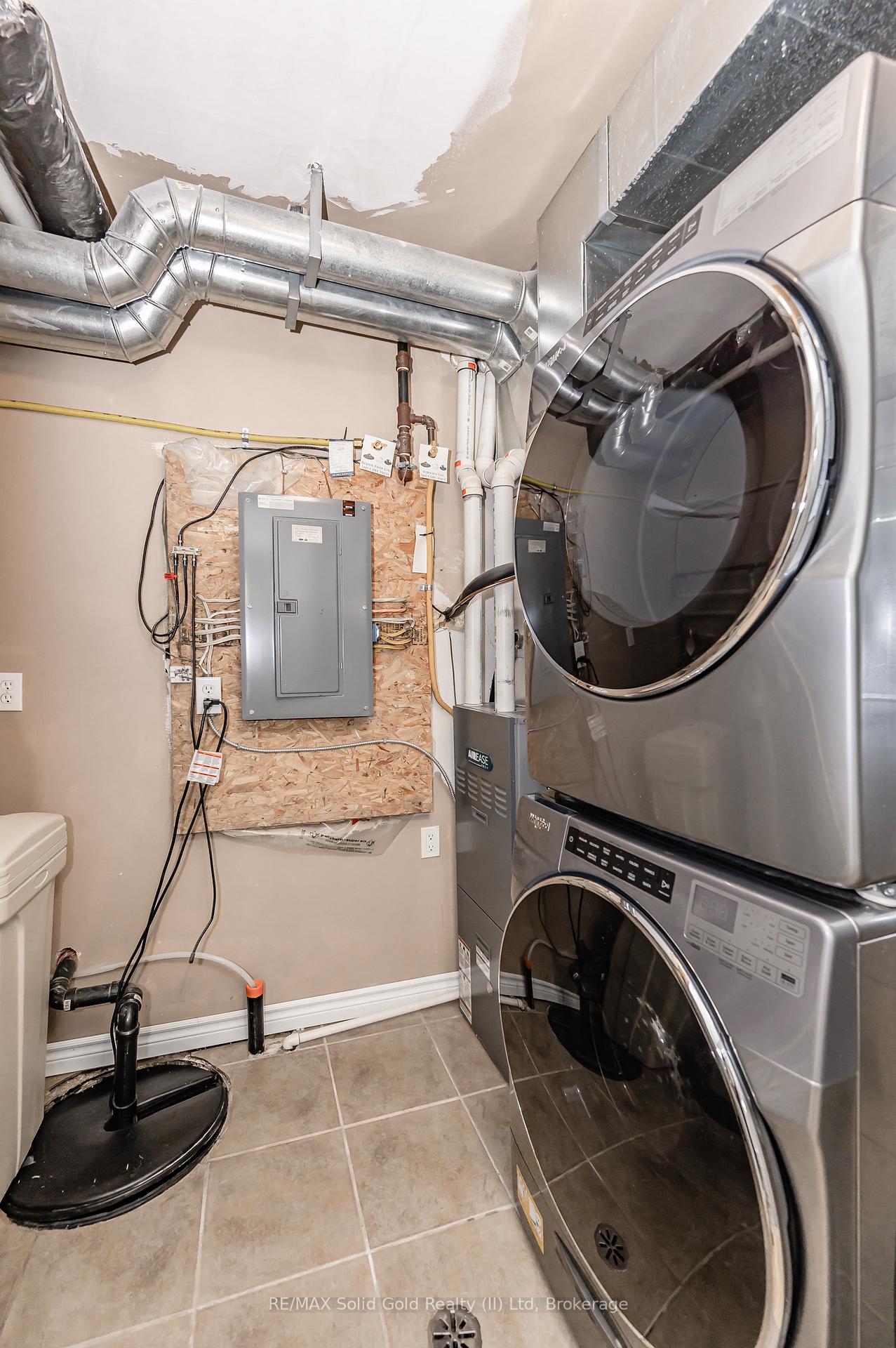 Photo 15 of Unit D, 242 Westmeadow Drive, Kitchener — HOMEH