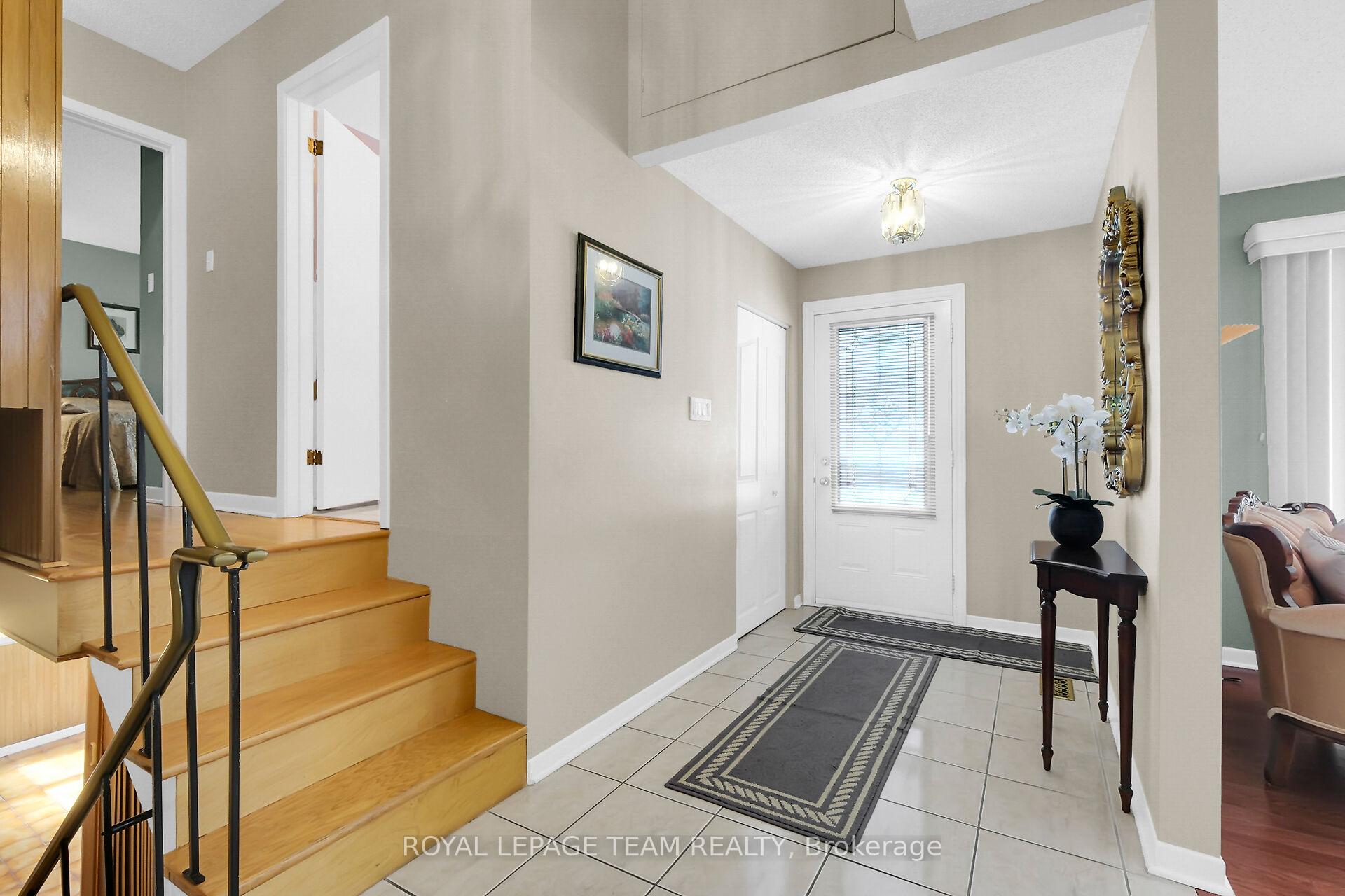 Photo 3 of 7 Beaverton Avenue, Ottawa, City View/Skyline/Fisher Heights/Parkwood Hills — HOMEH
